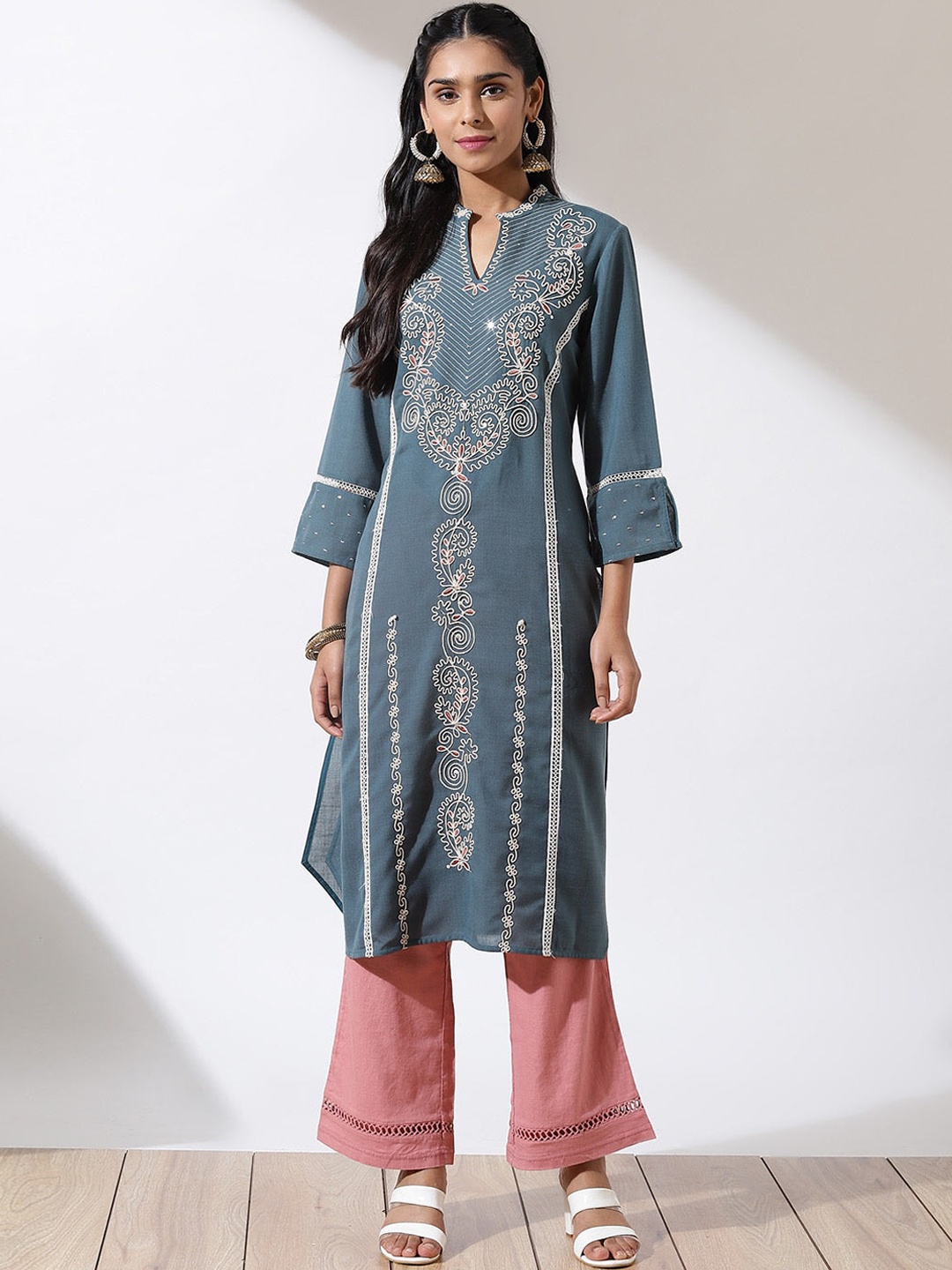 Lakshita Women Teal & Pink Ethnic Motifs Embroidered Flared Sleeves Thread Work Kurta
Lakshita Women Teal & Pink Ethnic Motifs Embroidered Flared Sleeves Thread Work Kurta