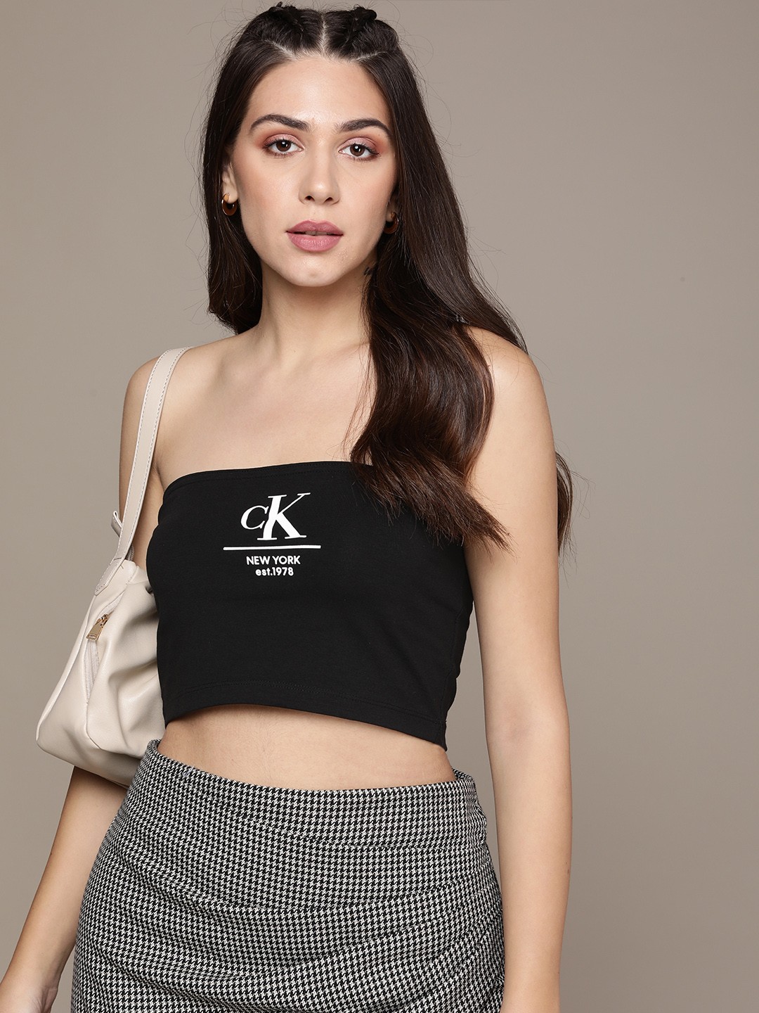 Calvin Klein Jeans Women Black Brand Logo Printed Slim Fit Strapless Crop T-shirt
Calvin Klein Jeans Women Black Brand Logo Printed Slim Fit Strapless Crop T-shirt
