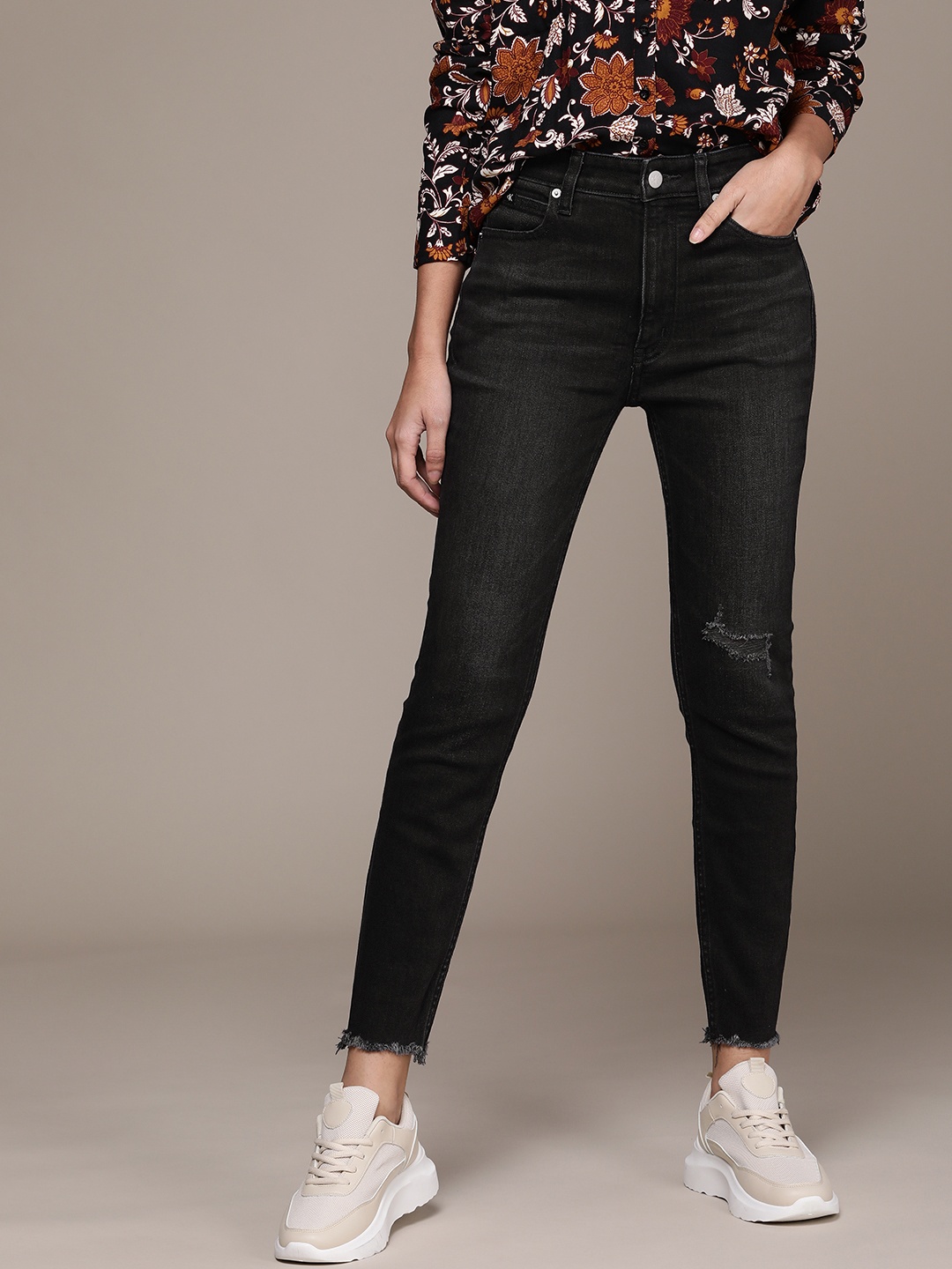 Calvin Klein Jeans Women Black Skinny Fit High-Rise Mildly Distressed Stretchable Jeans
Calvin Klein Jeans Women Black Skinny Fit High-Rise Mildly Distressed Stretchable Jeans