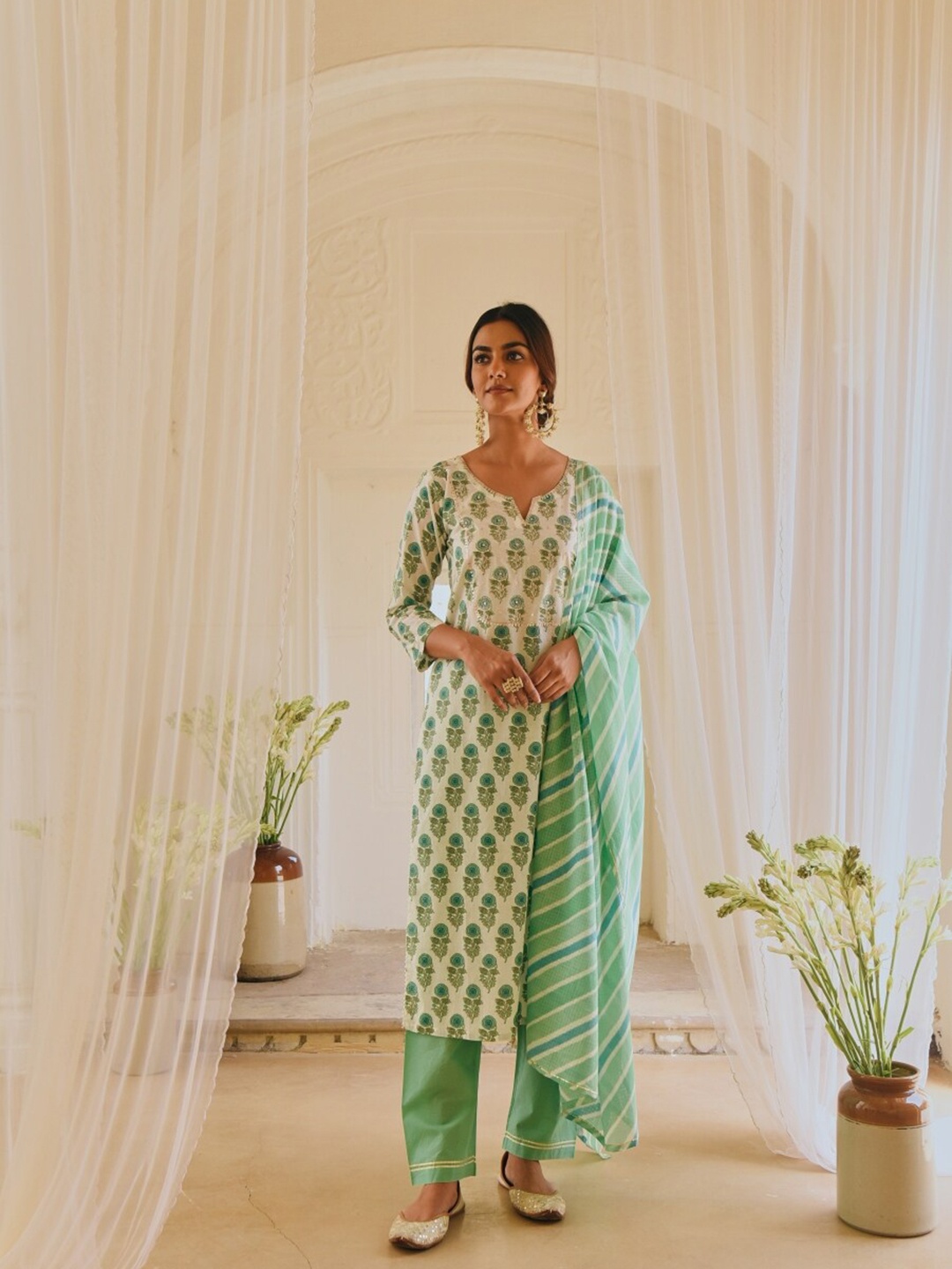 KARAJ JAIPUR Women Sea Green Ethnic Motifs Pure Cotton Kurta with Trousers & With Dupatta
KARAJ JAIPUR Women Sea Green Ethnic Motifs Pure Cotton Kurta with Trousers & With Dupatta