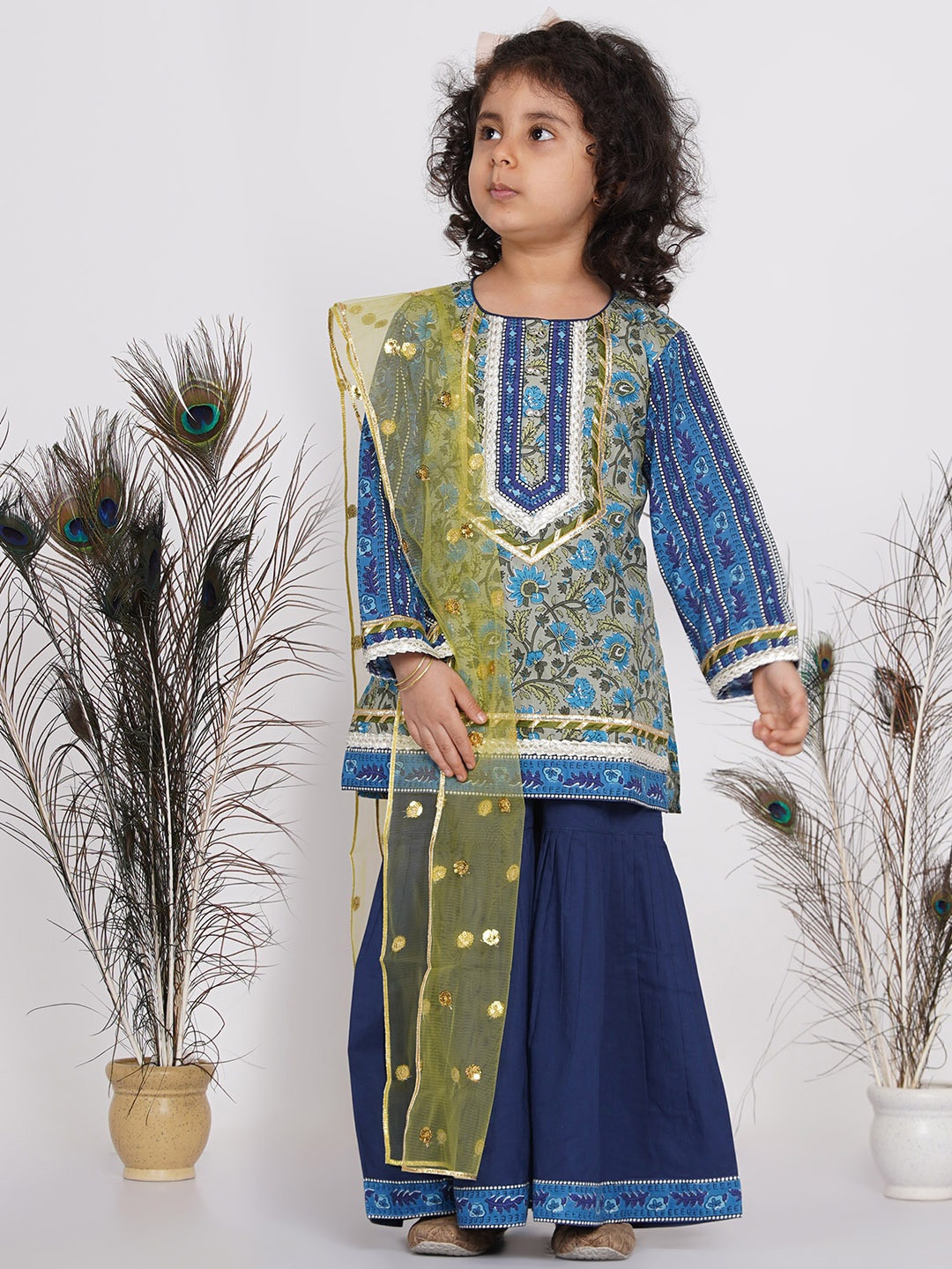 Little Bansi Girls Blue Ethnic Motifs Embroidered Layered Pure Cotton Kurta with Sharara & With Dupatta
Little Bansi Girls Blue Ethnic Motifs Embroidered Layered Pure Cotton Kurta with Sharara & With Dupatta