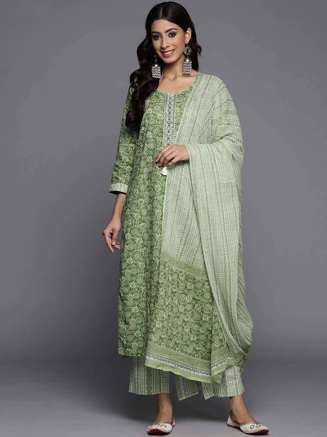 Varanga Women Green Ethnic Motifs Sequinned Pure Cotton Kurta with Trousers & Dupatta
Varanga Women Green Ethnic Motifs Sequinned Pure Cotton Kurta with Trousers & Dupatta