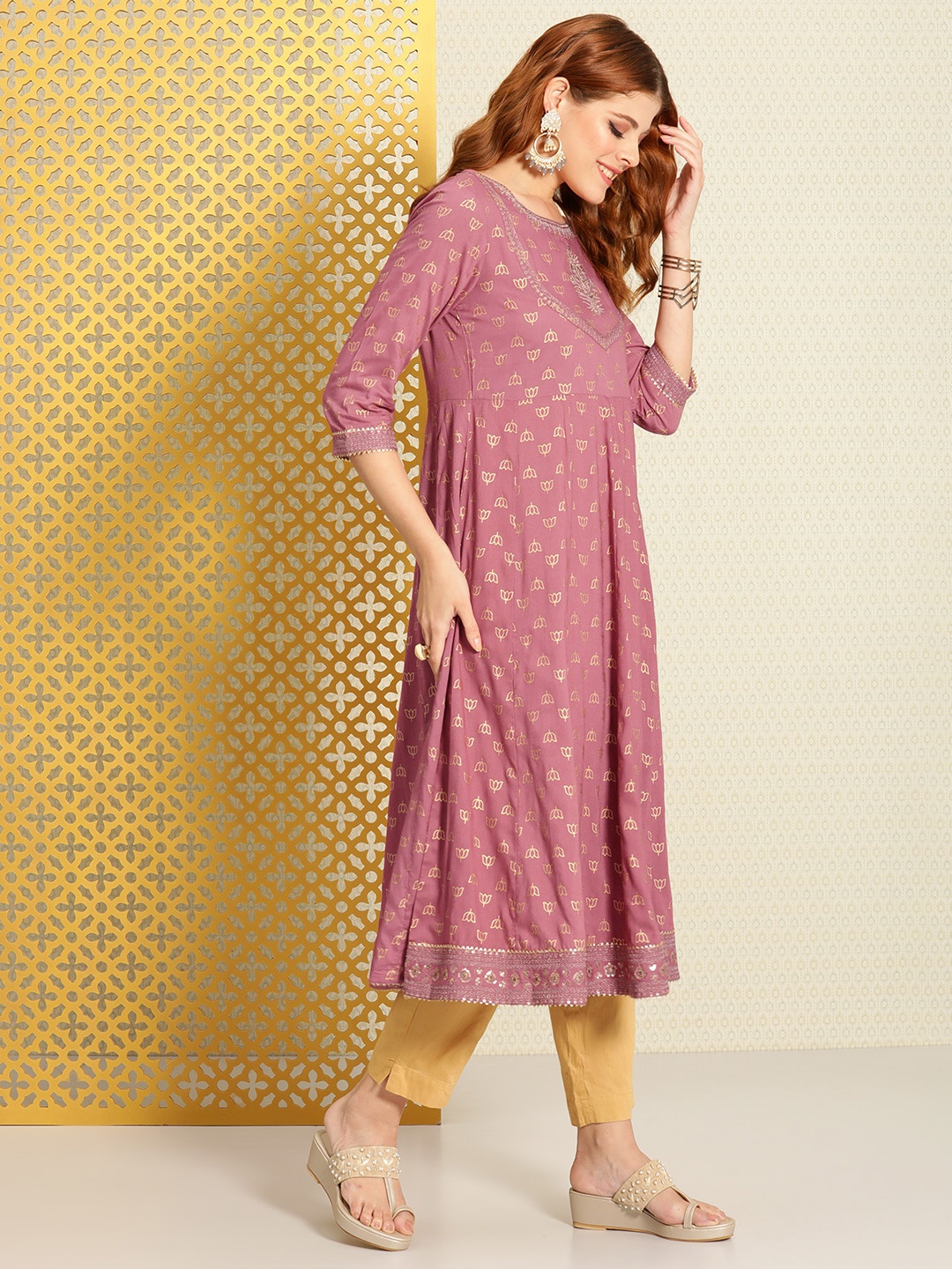 House of Pataudi Women Floral Ethnic Motifs Embroidered Round Neck Anarkali Jashn Kurta, Mauve
House of Pataudi Women Floral Ethnic Motifs Embroidered Round Neck Anarkali Jashn Kurta, Mauve