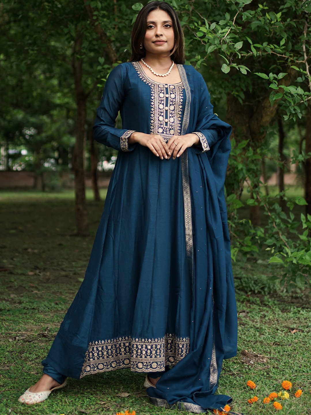 Libas Women Teal Blue Floral Motifs Embroidered Sequinned Kurta with Churidar & Dupatta
Libas Women Teal Blue Floral Motifs Embroidered Sequinned Kurta with Churidar & Dupatta