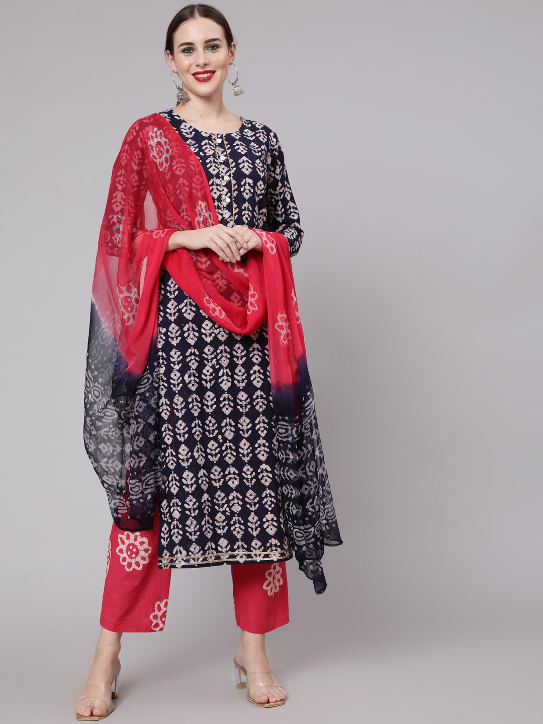 GLAM ROOTS Women Navy Blue & Red Printed Cotton Kurta with Trousers & With Dupatta
GLAM ROOTS Women Navy Blue & Red Printed Cotton Kurta with Trousers & With Dupatta