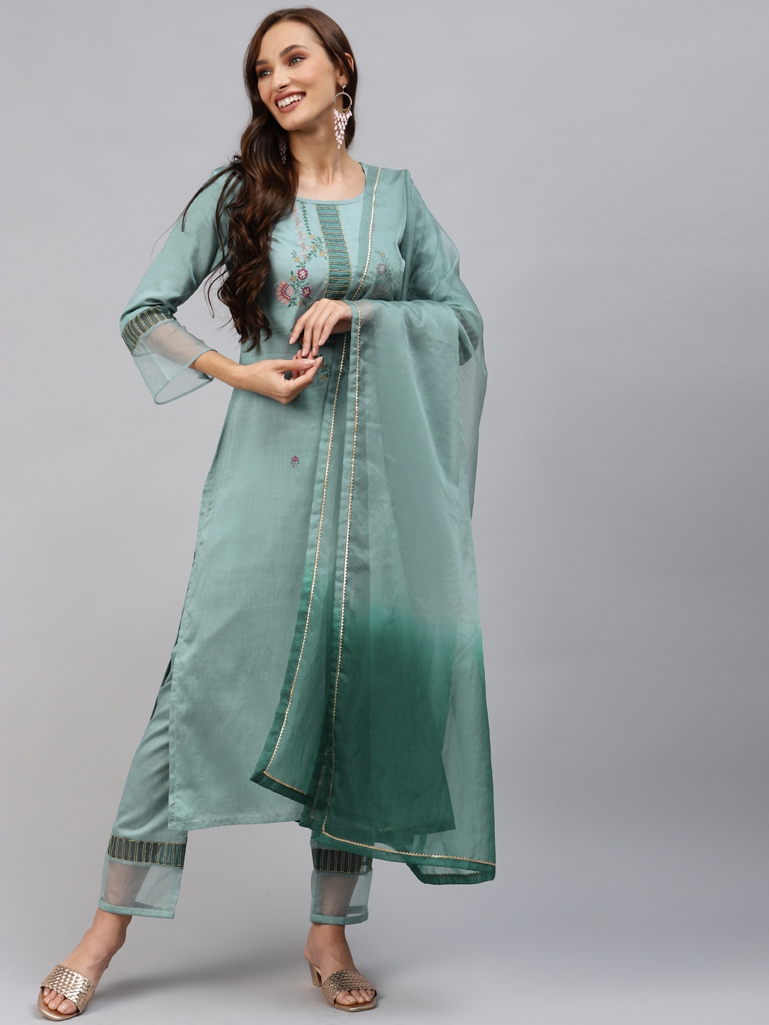 SheWill Women Green Floral Embroidered Thread Work Kurta with Trousers & With Dupatta
SheWill Women Green Floral Embroidered Thread Work Kurta with Trousers & With Dupatta