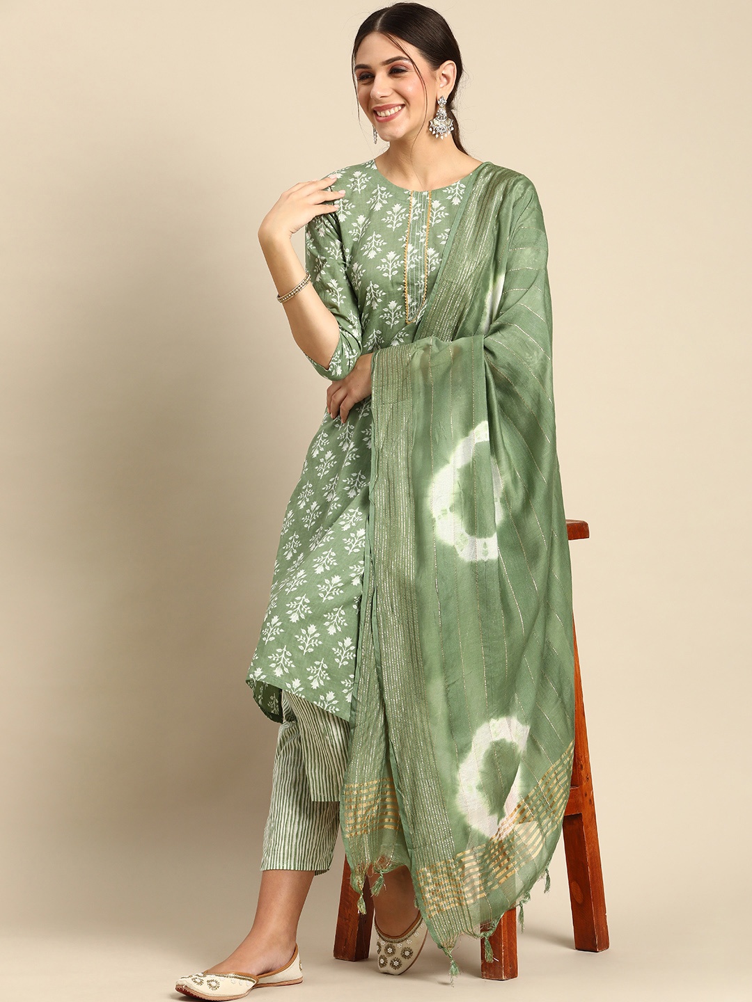 Anouk Green & White Floral Printed Gotta Patti Cotton Straight Kurta Trousers Dupatta
Anouk Green & White Floral Printed Gotta Patti Cotton Straight Kurta Trousers Dupatta