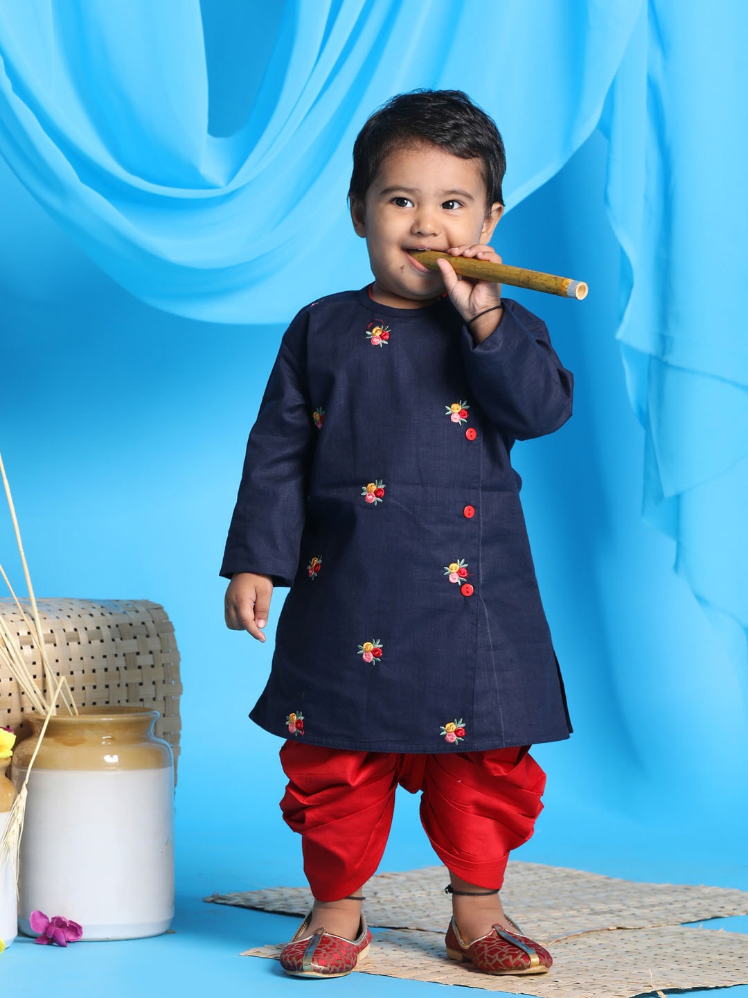 VASTRAMAY Boys Navy Blue Embroidered Angrakha Thread Work Pure Cotton Kurta with Dhoti Pants
VASTRAMAY Boys Navy Blue Embroidered Angrakha Thread Work Pure Cotton Kurta with Dhoti Pants
