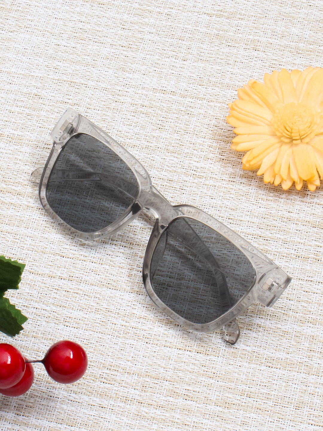 Gold Berg Unisex Grey Lens & White Wayfarer Sunglasses with UV Protected Lens GB-2281
Gold Berg Unisex Grey Lens & White Wayfarer Sunglasses with UV Protected Lens GB-2281