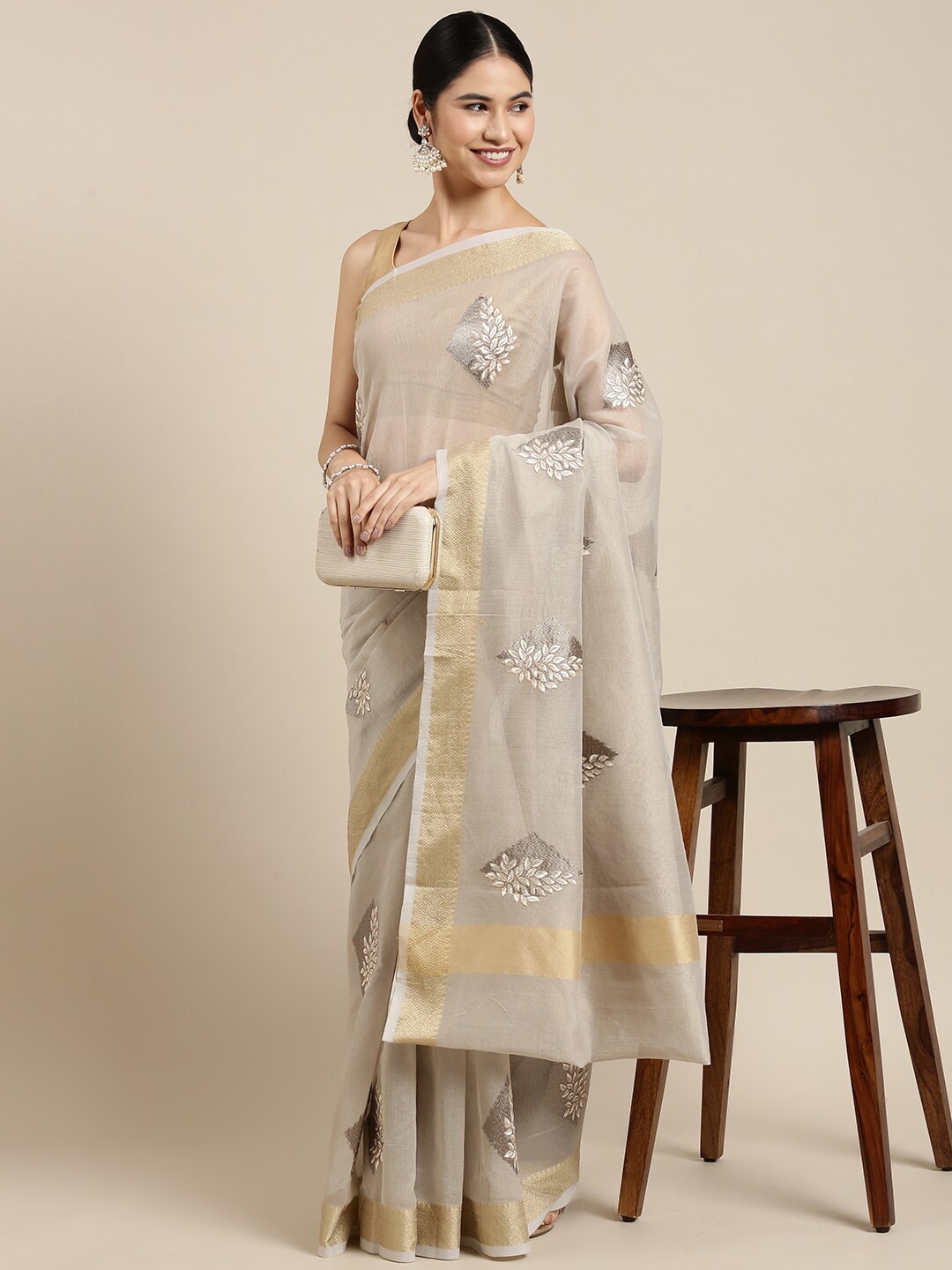 The Chennai Silks Grey & Gold-Toned Floral Embroidered Pure Cotton Fusion Chanderi Saree
The Chennai Silks Grey & Gold-Toned Floral Embroidered Pure Cotton Fusion Chanderi Saree