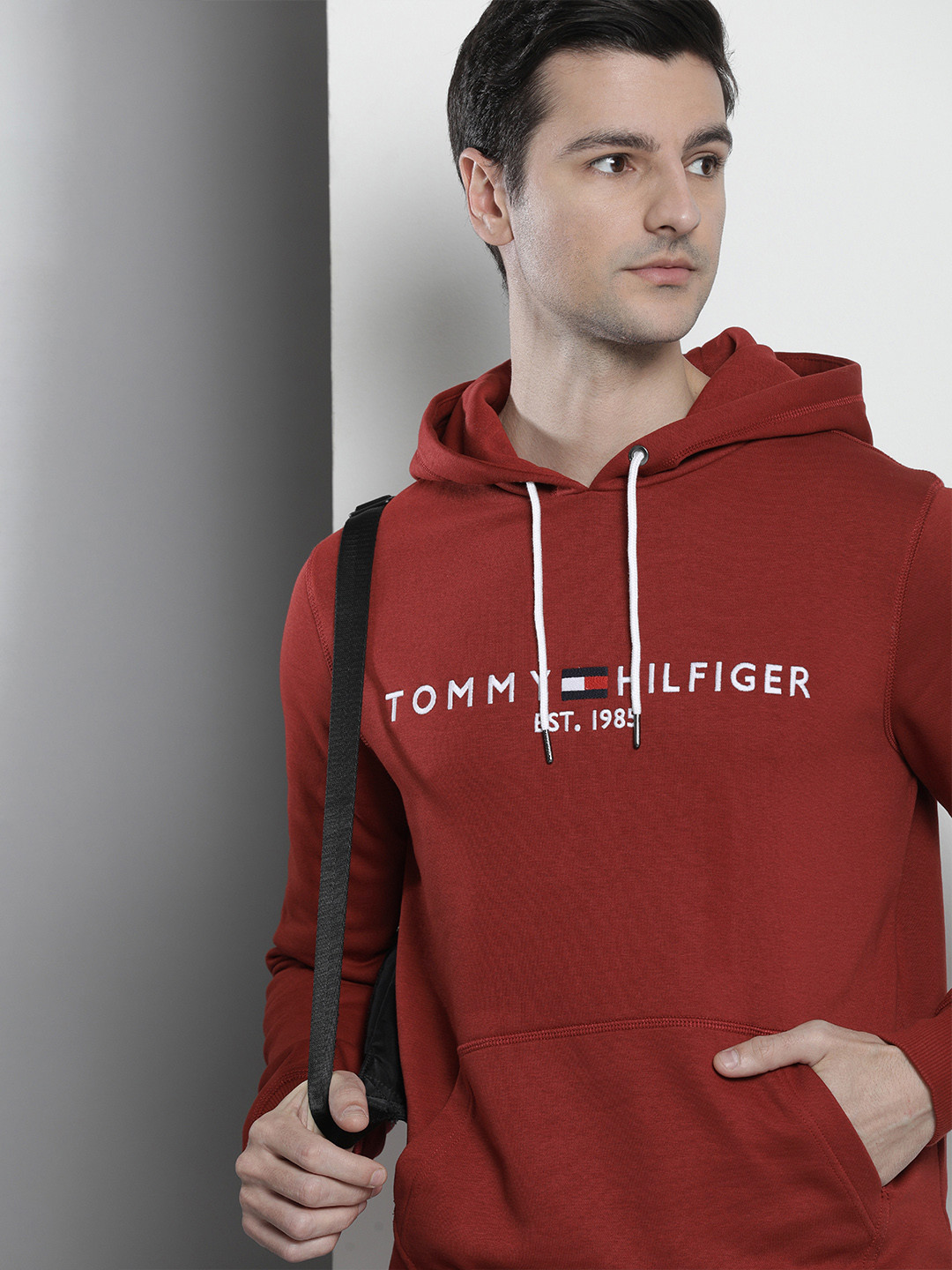 Tommy Hilfiger Men Maroon Brand Logo Embroidered Hooded Sweatshirt
Tommy Hilfiger Men Maroon Brand Logo Embroidered Hooded Sweatshirt