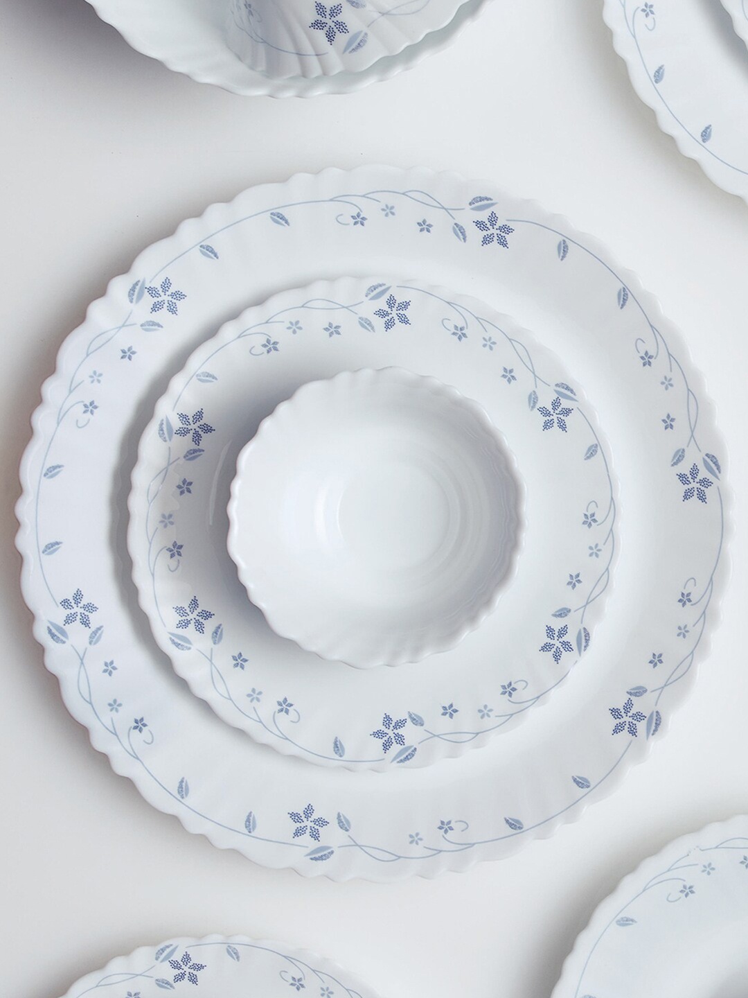 Larah by BOROSIL White & Blue Pieces Floral Printed Opalware Glossy Dinner Set
Larah by BOROSIL White & Blue Pieces Floral Printed Opalware Glossy Dinner Set