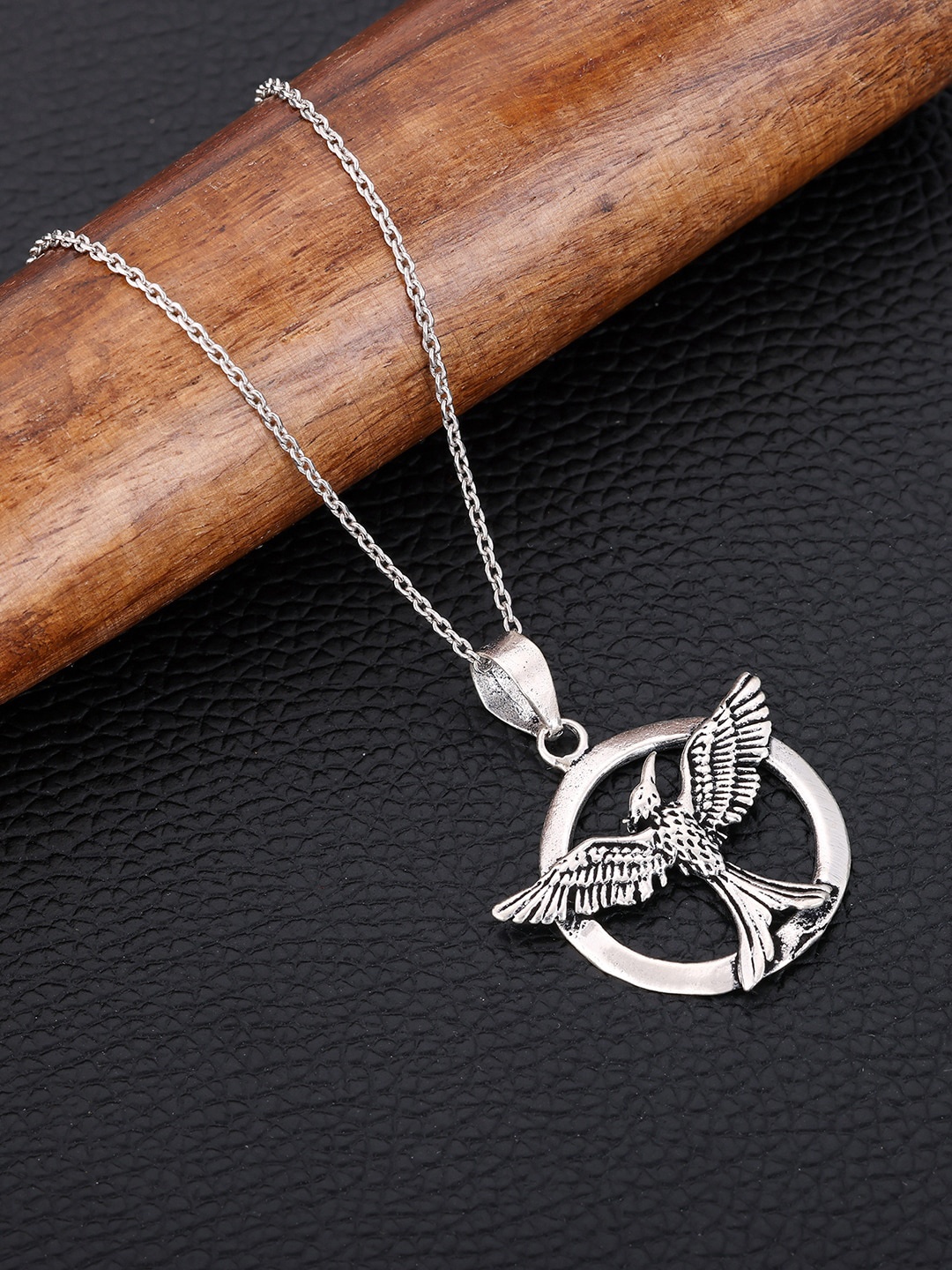 GIVA Men 925 Sterling Silver & Rhodium-Plated Oxidised Wings On Fire Pendant With Link chain
GIVA Men 925 Sterling Silver & Rhodium-Plated Oxidised Wings On Fire Pendant With Link chain
