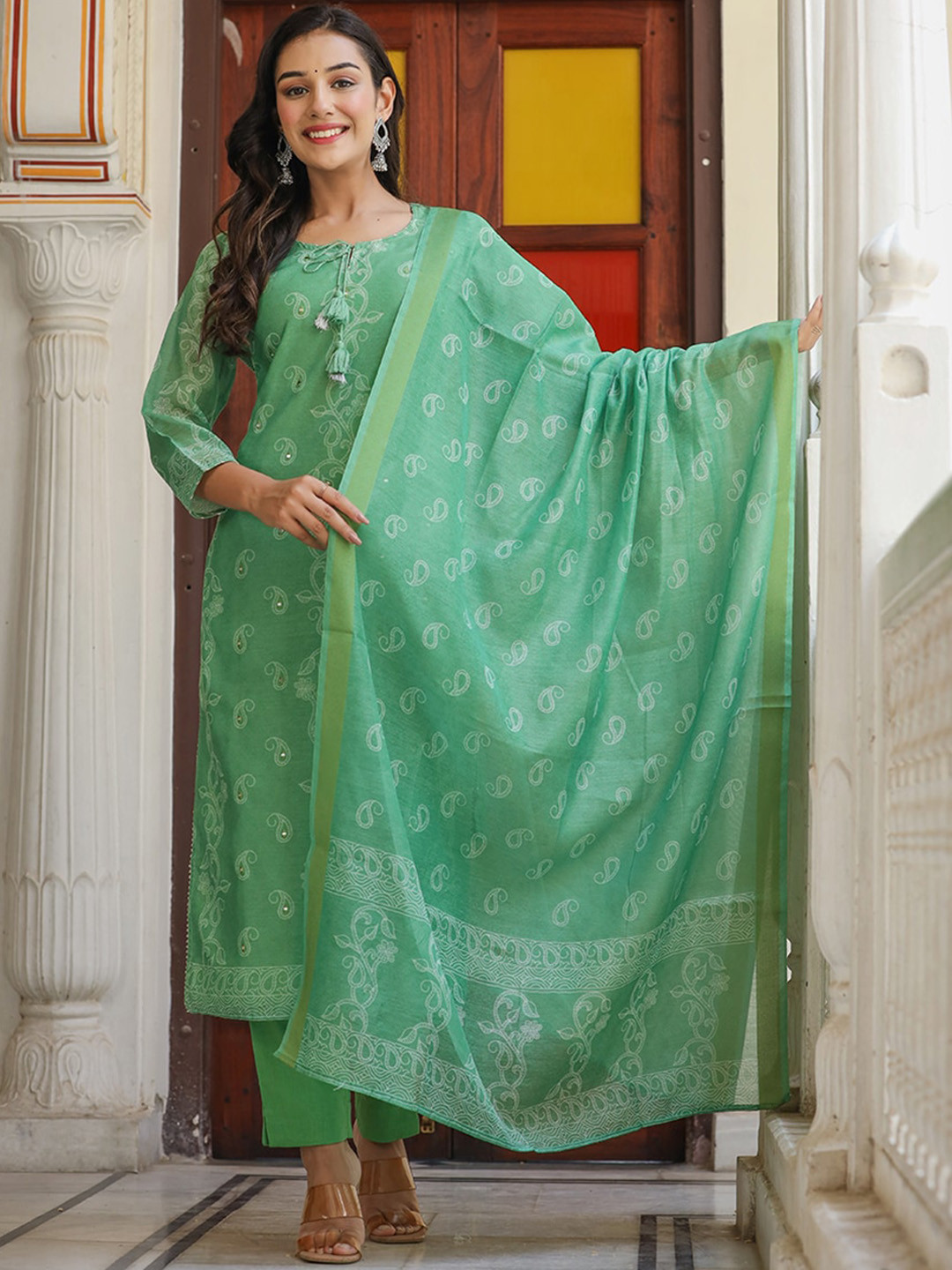 KAAJH Women Green Ethnic Motifs Printed Sequinned Chanderi Silk Kurta with Trousers & With Dupatta
KAAJH Women Green Ethnic Motifs Printed Sequinned Chanderi Silk Kurta with Trousers & With Dupatta