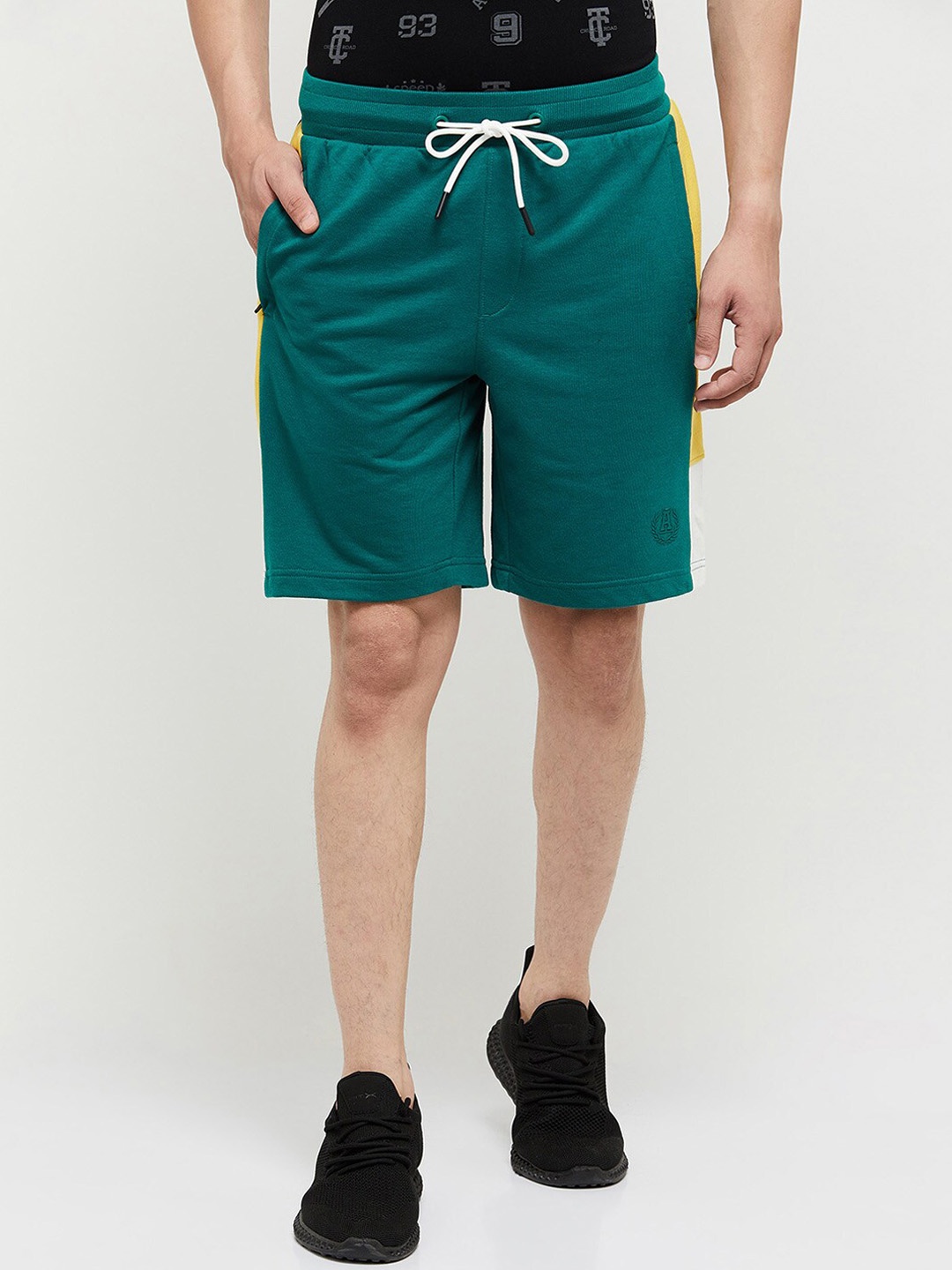 max Men Green Solid Sports Shorts