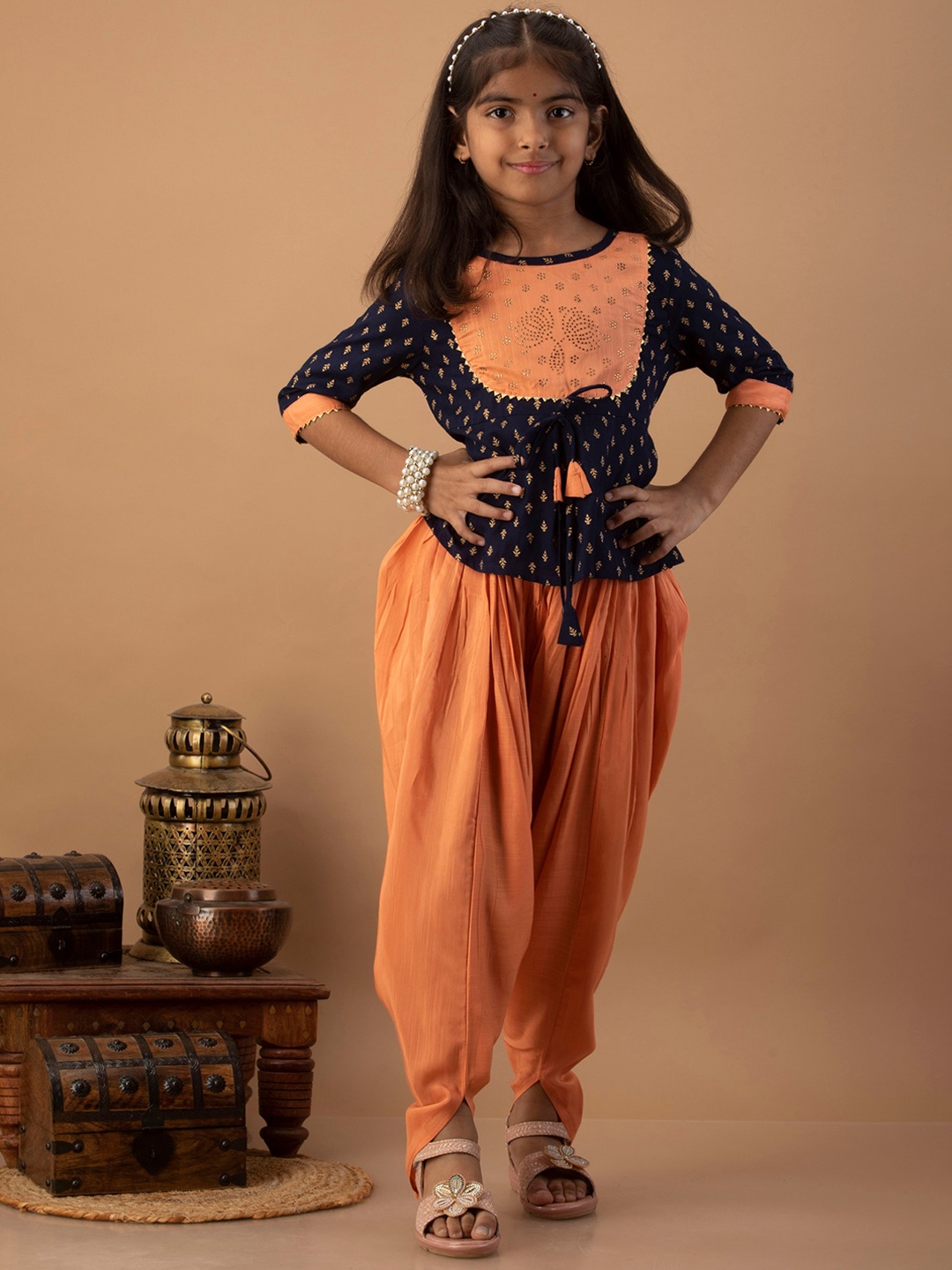 misbis Girls Peach-Coloured Ethnic Motifs Yoke Design Pleated Kurti with Dhoti Pant
misbis Girls Peach-Coloured Ethnic Motifs Yoke Design Pleated Kurti with Dhoti Pant