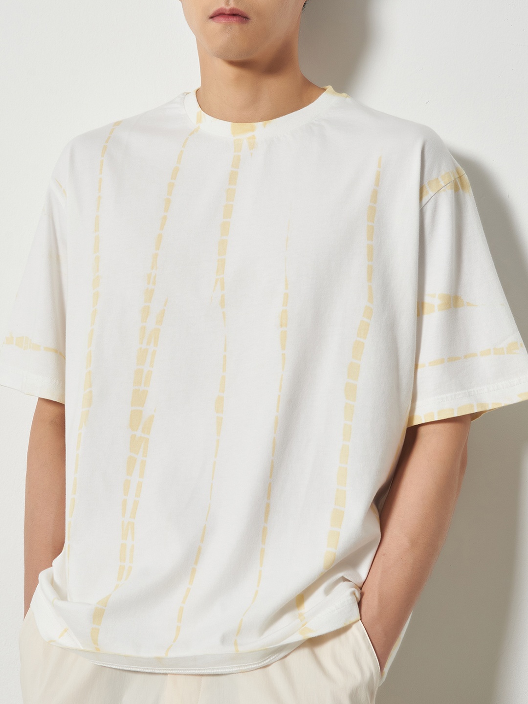 8seconds Men Off White & Mustard Yellow Tie and Dyed Pure Cotton T-shirt