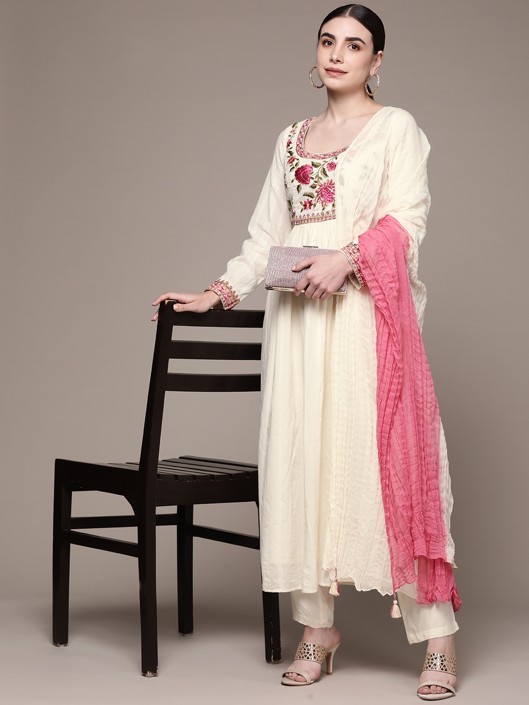 aarke Ritu Kumar Women Off White Floral Embroidered Kurta With Trousers & With Dupatta
aarke Ritu Kumar Women Off White Floral Embroidered Kurta With Trousers & With Dupatta