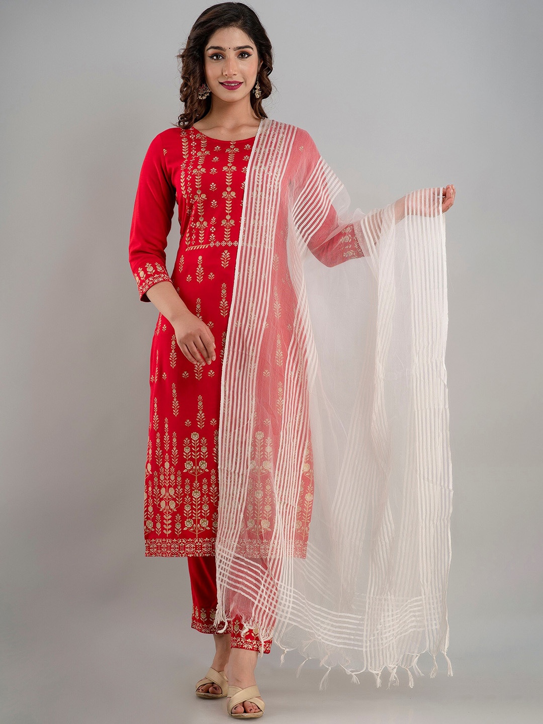 Charu Women Pink Ethnic Motifs Embroidered High Slit Kurta with Trousers & With Dupatta
Charu Women Pink Ethnic Motifs Embroidered High Slit Kurta with Trousers & With Dupatta