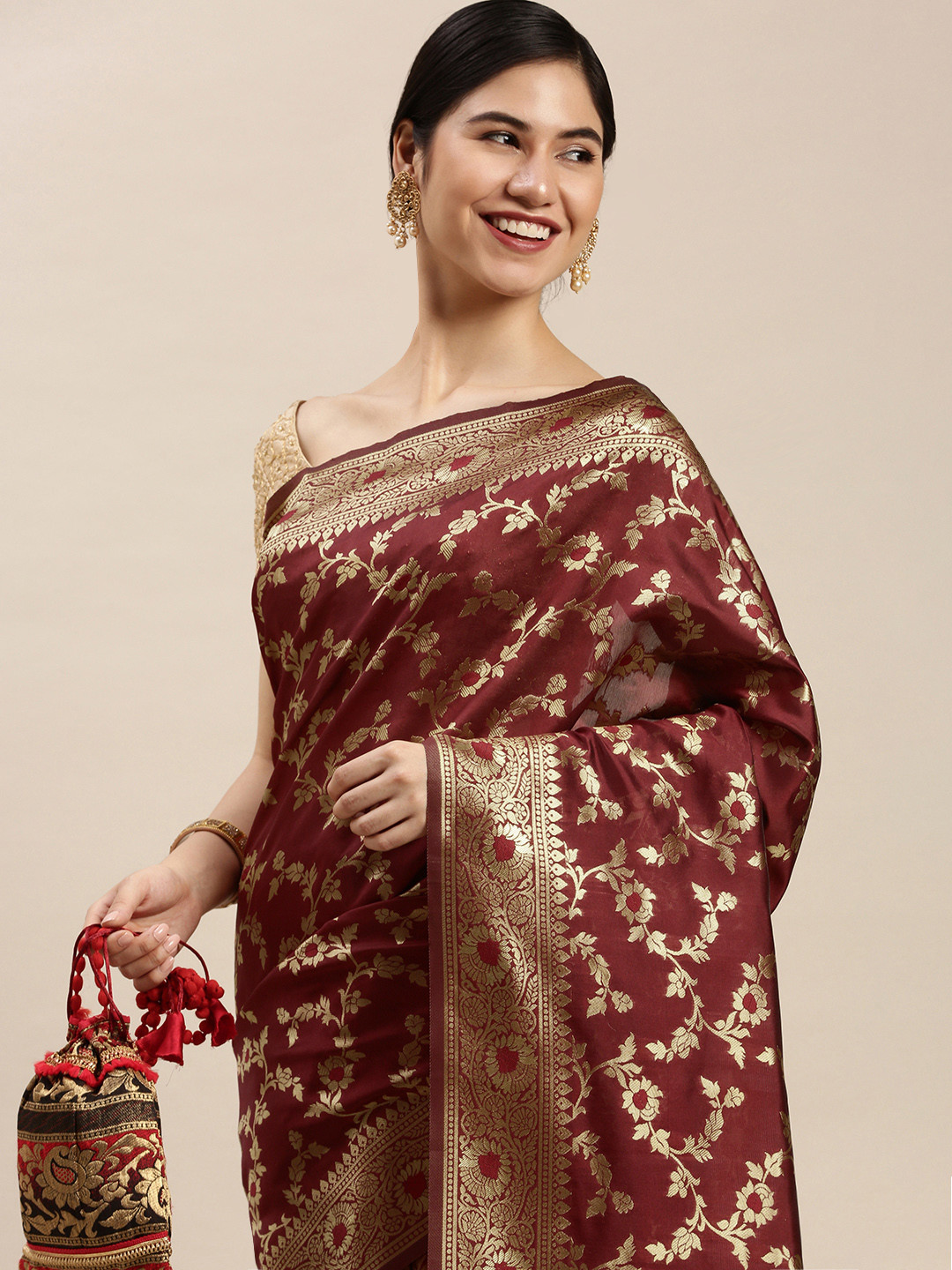 Hinayat Fashion Burgundy & Golden Woven Design Zari Saree
Hinayat Fashion Burgundy & Golden Woven Design Zari Saree