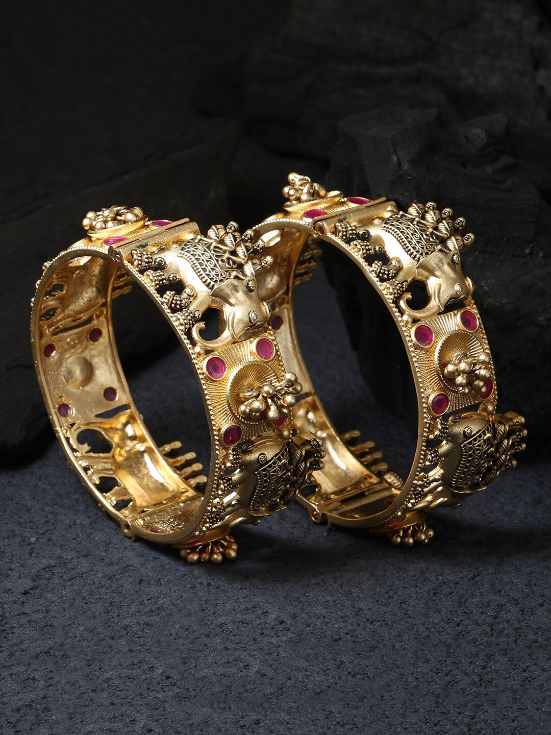 Adwitiya Collection Pack Of 2 24 CT Gold-Plated Gold-Toned Pink Stone Studded Elephant Bangle
Adwitiya Collection Pack Of 2 24 CT Gold-Plated Gold-Toned Pink Stone Studded Elephant Bangle