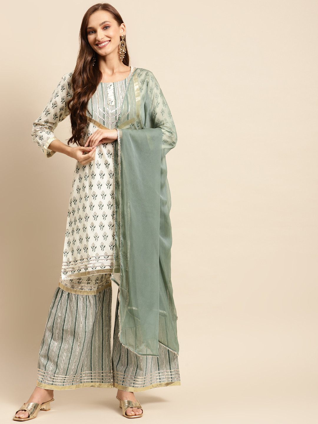 Prakhya Women Cream-Coloured Floral Printed Gotta Patti Kurta with Sharara & With Dupatta
Prakhya Women Cream-Coloured Floral Printed Gotta Patti Kurta with Sharara & With Dupatta