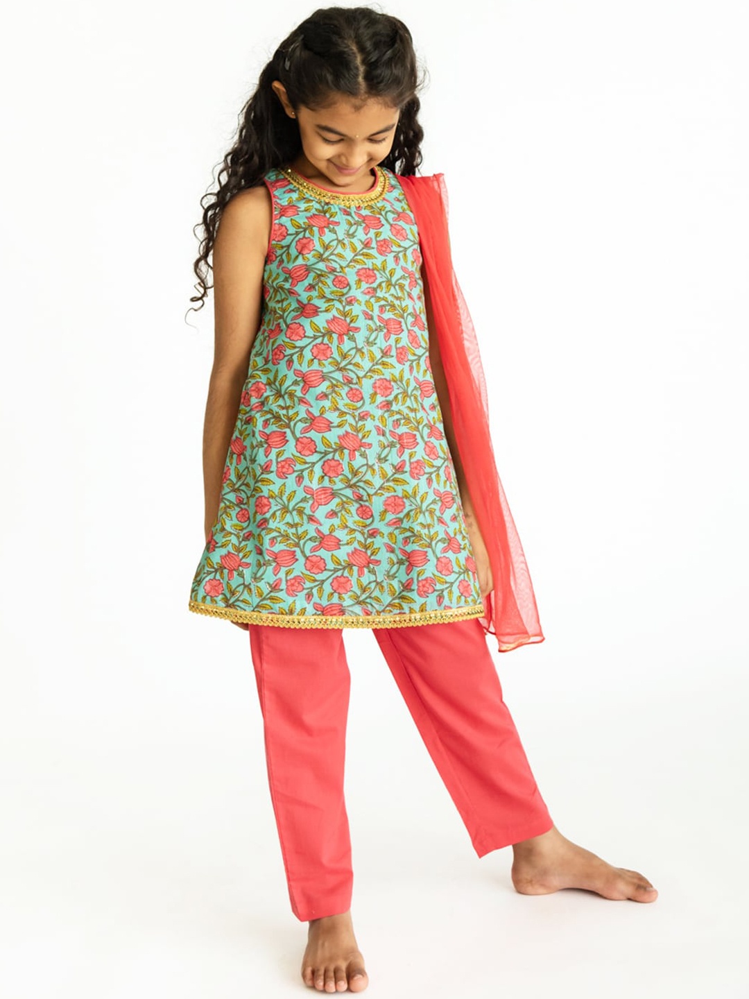 Campana Girls Blue & Orange Floral Printed Pure Cotton Kurta with Salwar & With Dupatta
Campana Girls Blue & Orange Floral Printed Pure Cotton Kurta with Salwar & With Dupatta