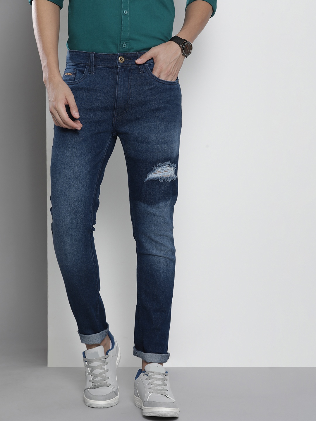The Indian Garage Co Men Blue Mildly Distressed Light Fade Stretchable Cropped Jeans
The Indian Garage Co Men Blue Mildly Distressed Light Fade Stretchable Cropped Jeans