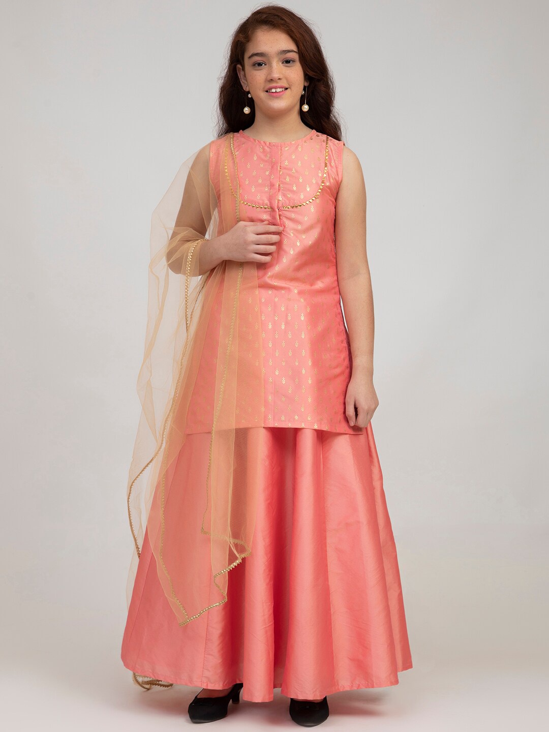 Bitiya by Bhama Girls Peach-Coloured & Gold-Toned Printed Foil Print Ready to Wear Lehenga & Blouse With
Bitiya by Bhama Girls Peach-Coloured & Gold-Toned Printed Foil Print Ready to Wear Lehenga & Blouse With