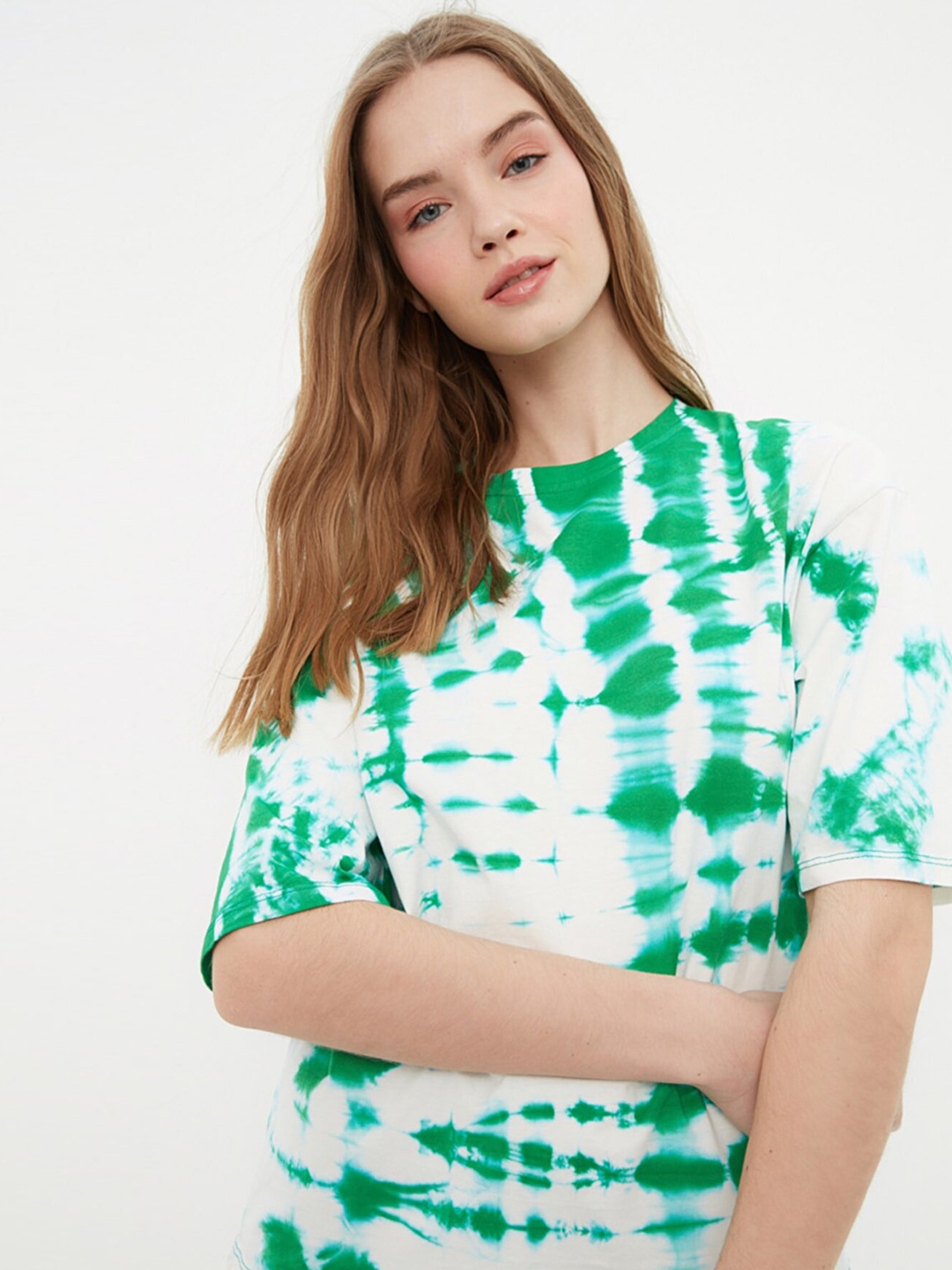 Trendyol Women Green & White Tie and Dye Drop-Shoulder Sleeves Pure Cotton Loose T-shirt
Trendyol Women Green & White Tie and Dye Drop-Shoulder Sleeves Pure Cotton Loose T-shirt