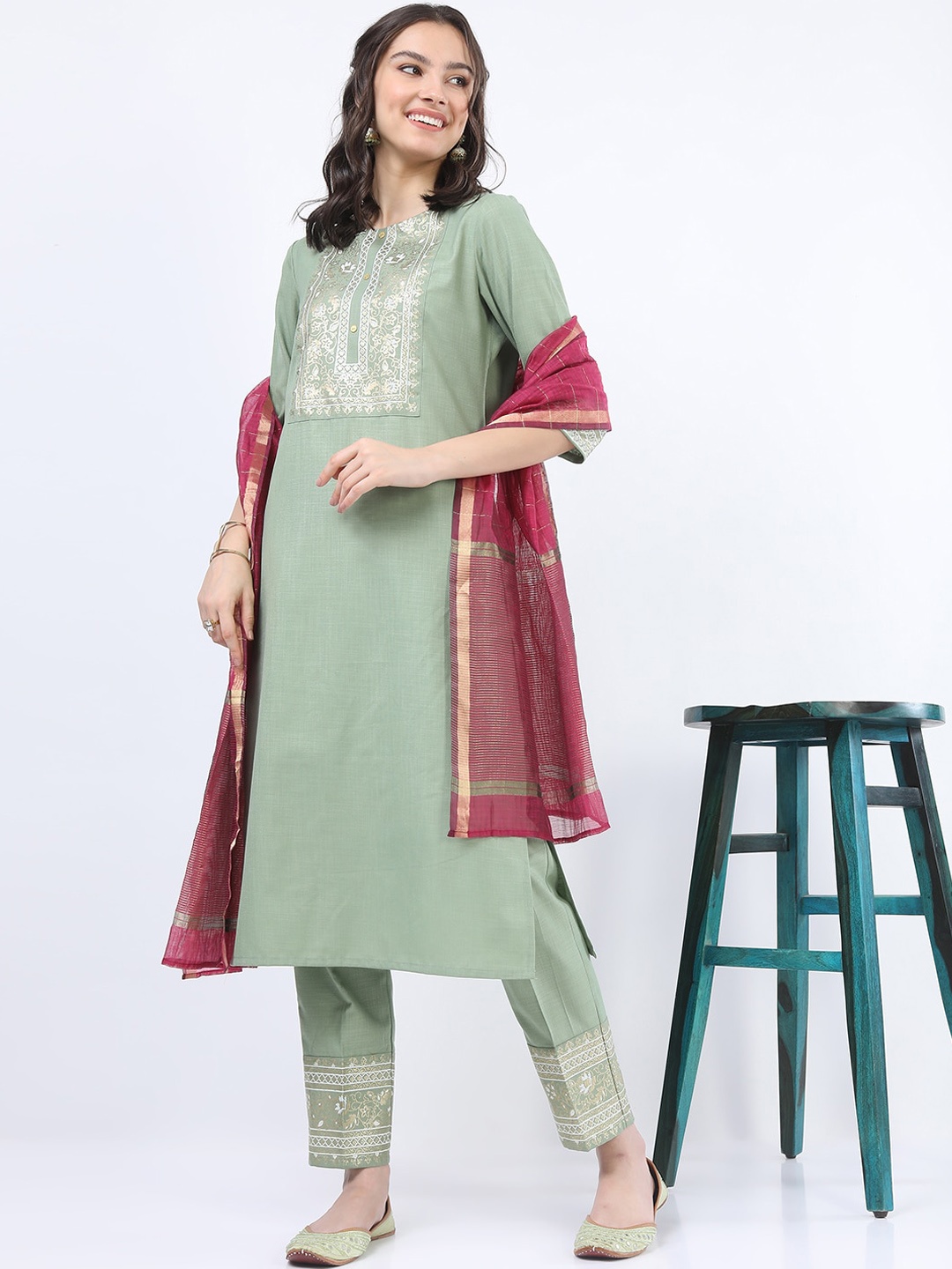 Vishudh Women Green Ethnic Motifs Yoke Design Straight Kurti With Trousers & With Dupatta
Vishudh Women Green Ethnic Motifs Yoke Design Straight Kurti With Trousers & With Dupatta