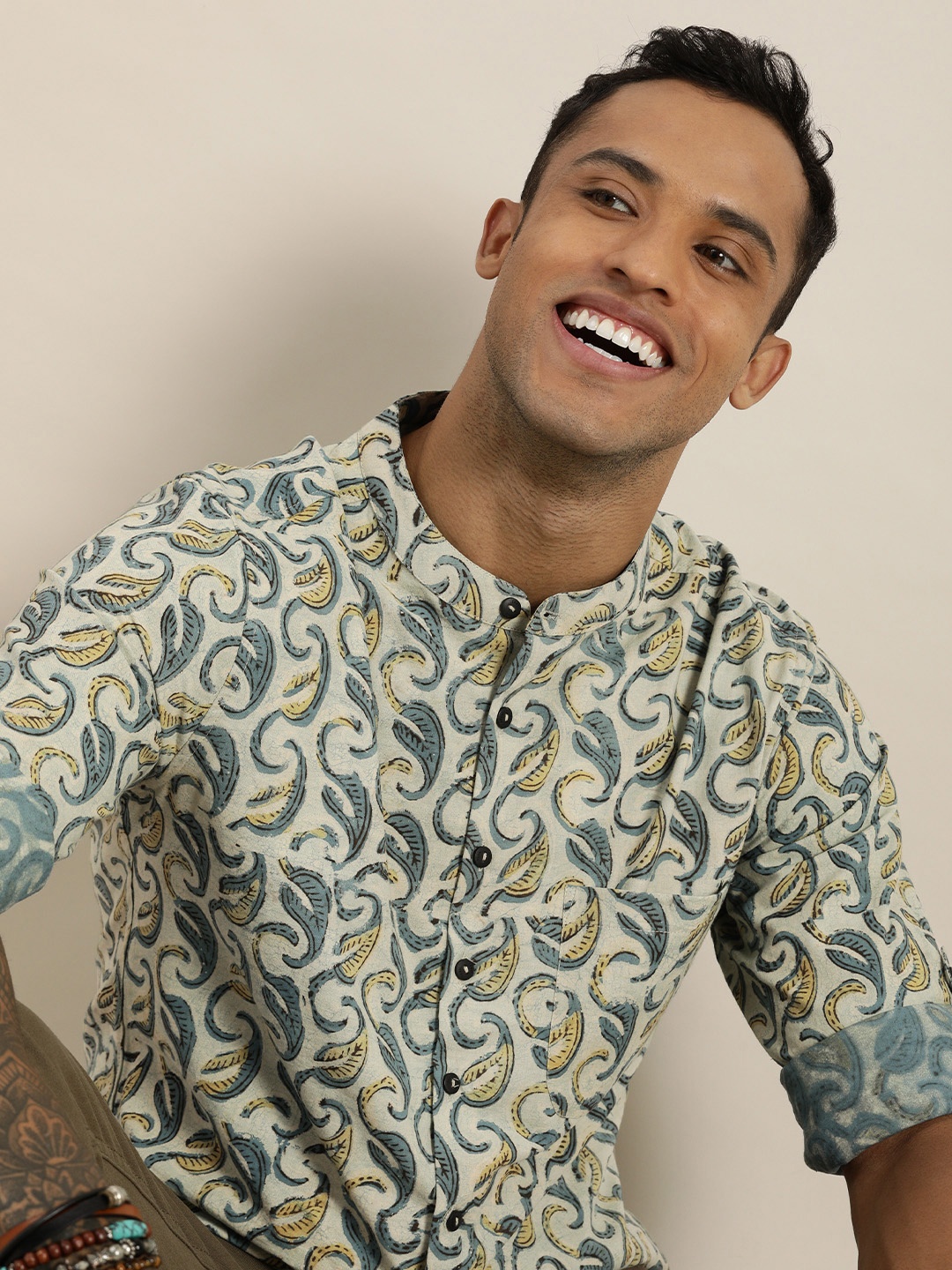 Taavi Men Off-White & Blue Indigo Printed Pure Cotton Casual Shirt With Pocket Detail
Taavi Men Off-White & Blue Indigo Printed Pure Cotton Casual Shirt With Pocket Detail