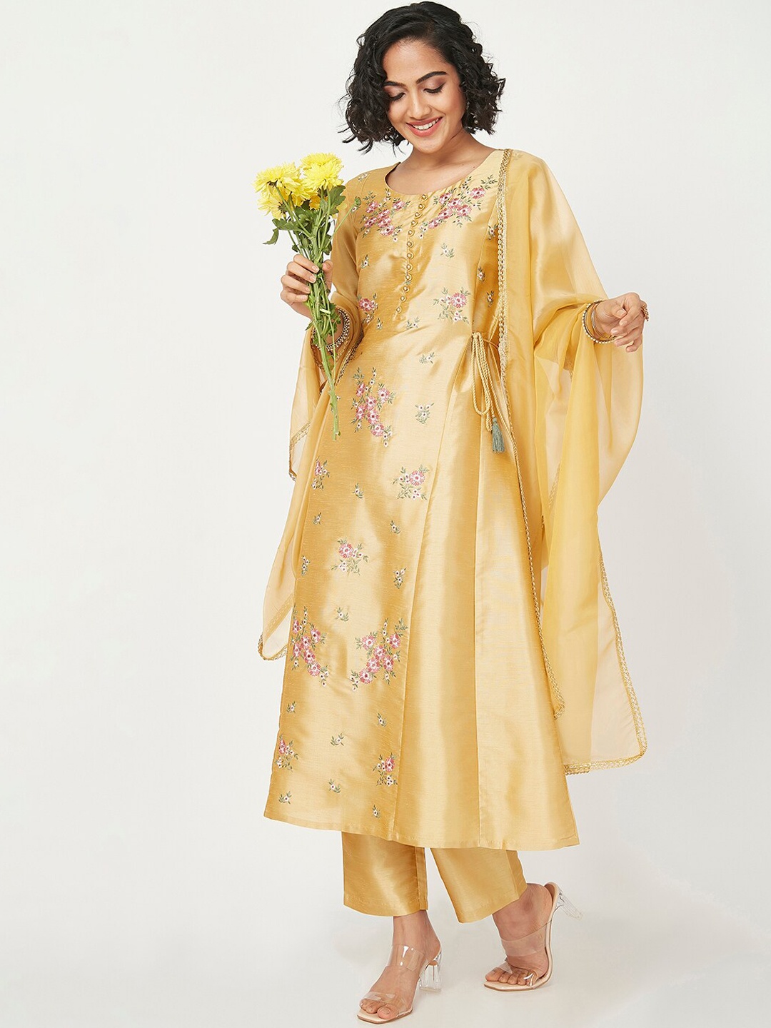 Ethnicity Women Mustard Yellow Floral Embroidered Panelled Kurti with Trousers & With Dupatta
Ethnicity Women Mustard Yellow Floral Embroidered Panelled Kurti with Trousers & With Dupatta