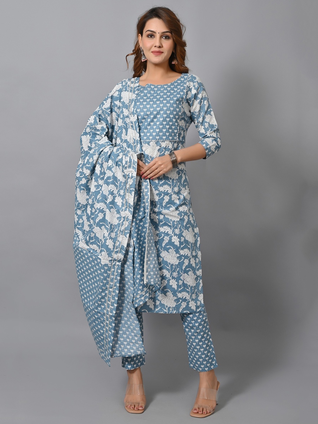 VASTRAMANIAA Women Blue Floral Printed Gotta Patti Pure Cotton Kurta with Trousers & With Dupatta
VASTRAMANIAA Women Blue Floral Printed Gotta Patti Pure Cotton Kurta with Trousers & With Dupatta