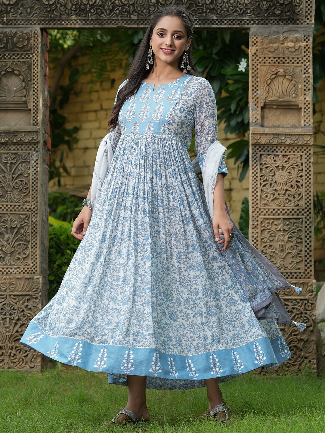 PIROH Women Grey Floral Printed Empire Pure Cotton Kurta with Trousers & With Dupatta
PIROH Women Grey Floral Printed Empire Pure Cotton Kurta with Trousers & With Dupatta