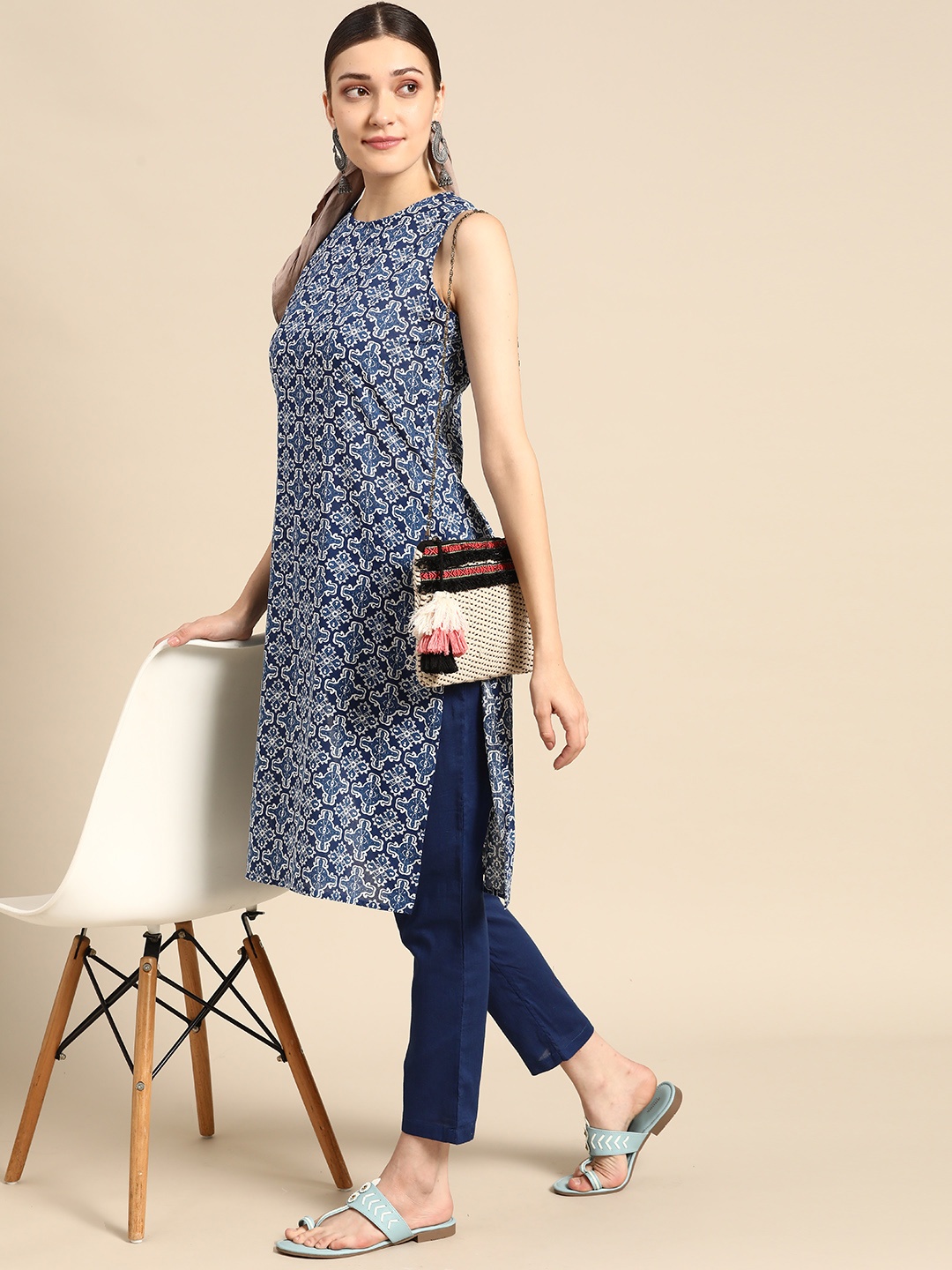 Sangria Women Navy Blue & White Ethnic Motifs Printed Pure Cotton Kurta with Trousers
Sangria Women Navy Blue & White Ethnic Motifs Printed Pure Cotton Kurta with Trousers