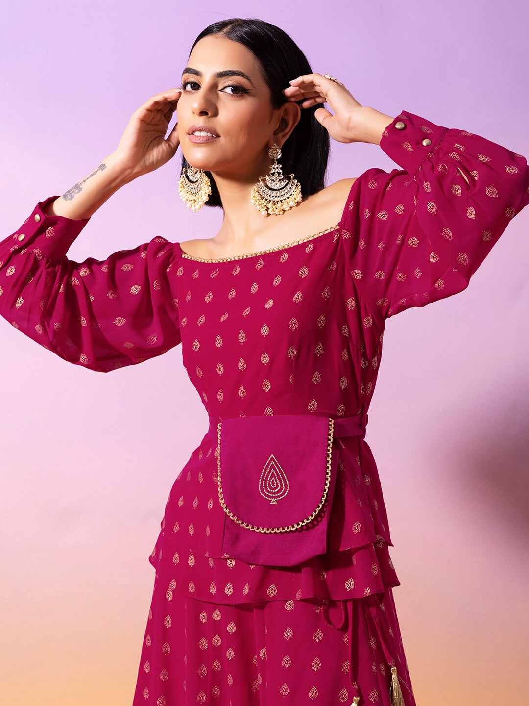 Rang by Indya Magenta & Gold-Toned Printed Off-Shoulder Georgette Top With Fanny Pack
Rang by Indya Magenta & Gold-Toned Printed Off-Shoulder Georgette Top With Fanny Pack