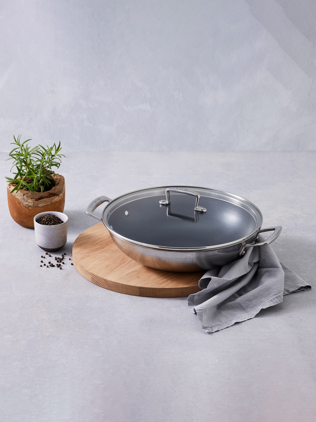 LE CREUSET Stainless Steel Induction Base Wok With Lid 
LE CREUSET Stainless Steel Induction Base Wok With Lid