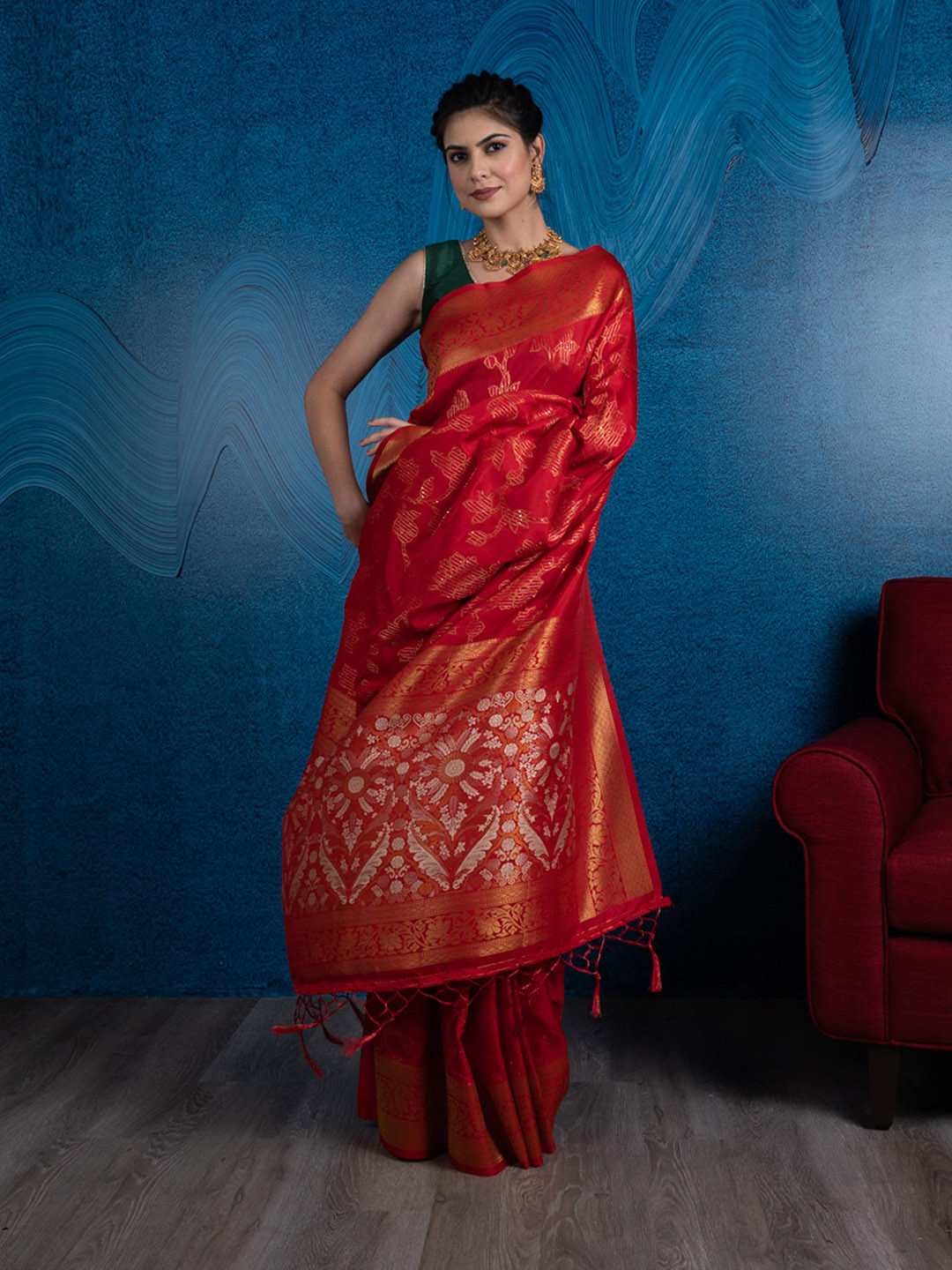 BEATITUDE Red & Gold-Toned Floral Silk Blend Banarasi Saree 
BEATITUDE Red & Gold-Toned Floral Silk Blend Banarasi Saree