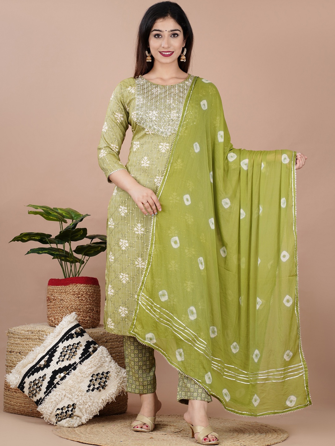 Kesarya Women Green Ethnic Motifs Embroidered Sequinned Kurta with Trousers & Dupatta
Kesarya Women Green Ethnic Motifs Embroidered Sequinned Kurta with Trousers & Dupatta