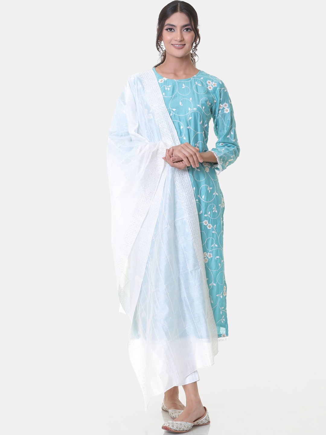 HEEPOSH Women Blue Ethnic Motifs Printed Thread Work Chanderi Silk Kurta with Trousers & With Dupatta
HEEPOSH Women Blue Ethnic Motifs Printed Thread Work Chanderi Silk Kurta with Trousers & With Dupatta