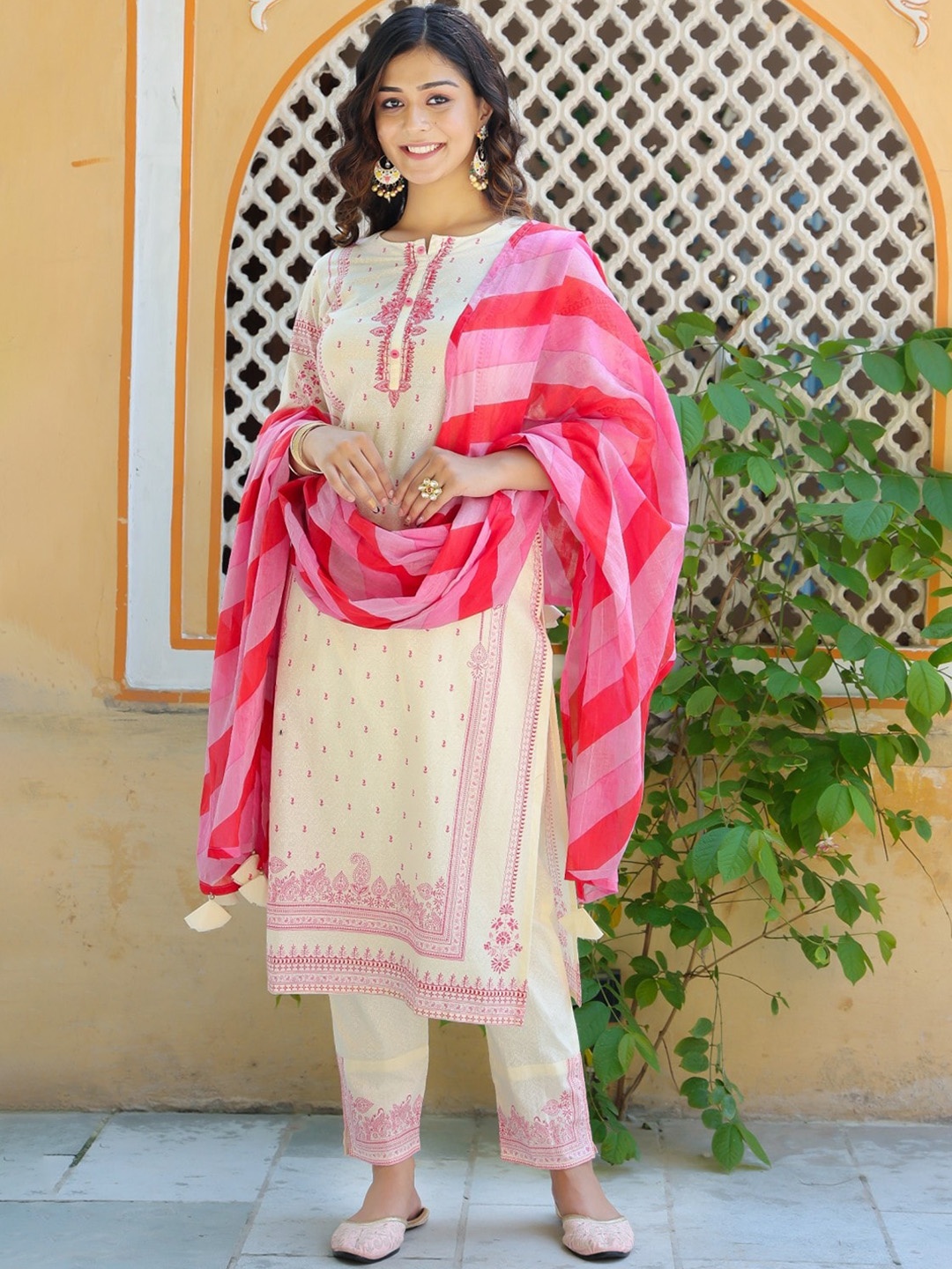 Meeranshi Women Beige & Pink Printed Thread Work Pure Cotton Kurta with Trouser & Dupatta
Meeranshi Women Beige & Pink Printed Thread Work Pure Cotton Kurta with Trouser & Dupatta