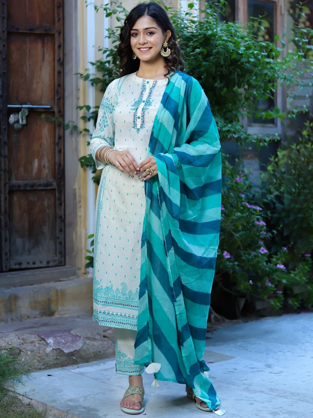 Meeranshi Women White Ethnic Motifs Printed Thread Work Pure Cotton Kurta with Trousers & With Dupatta
Meeranshi Women White Ethnic Motifs Printed Thread Work Pure Cotton Kurta with Trousers & With Dupatta