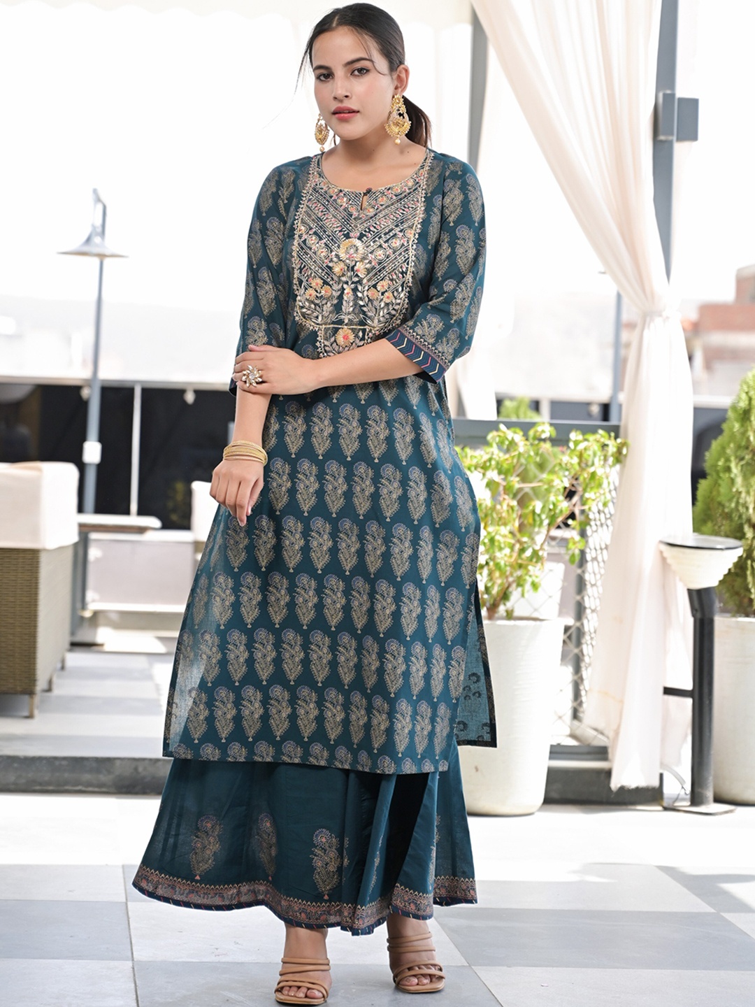 Meeranshi Women Teal Ethnic Motifs Embroidered Gotta Patti Kurta With Skirt & Dupatta
Meeranshi Women Teal Ethnic Motifs Embroidered Gotta Patti Kurta With Skirt & Dupatta