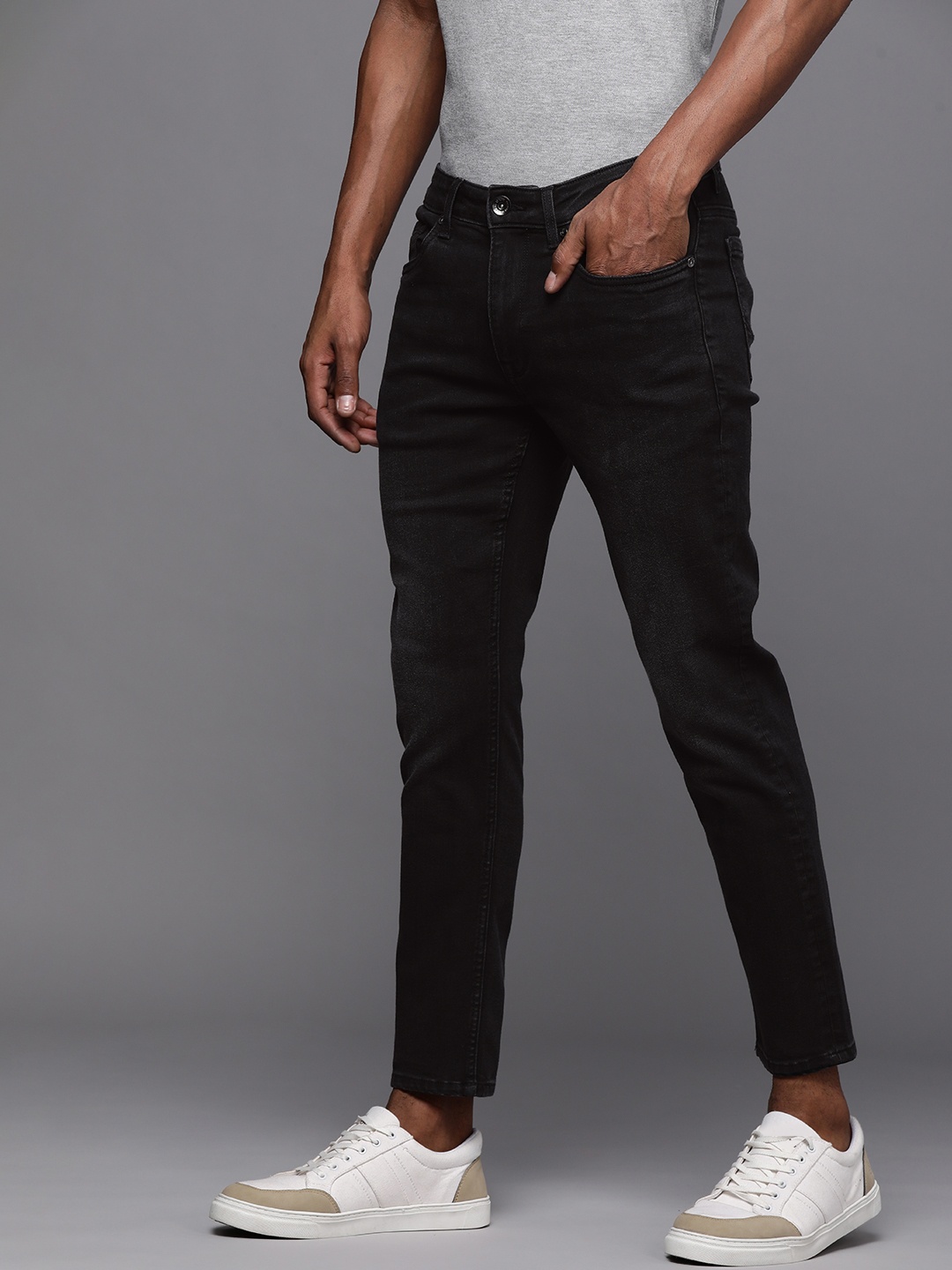 Louis Philippe Jeans Men Black Smart Skinny Fit Light Fade Mid-Rise Stretchable Jeans
Louis Philippe Jeans Men Black Smart Skinny Fit Light Fade Mid-Rise Stretchable Jeans