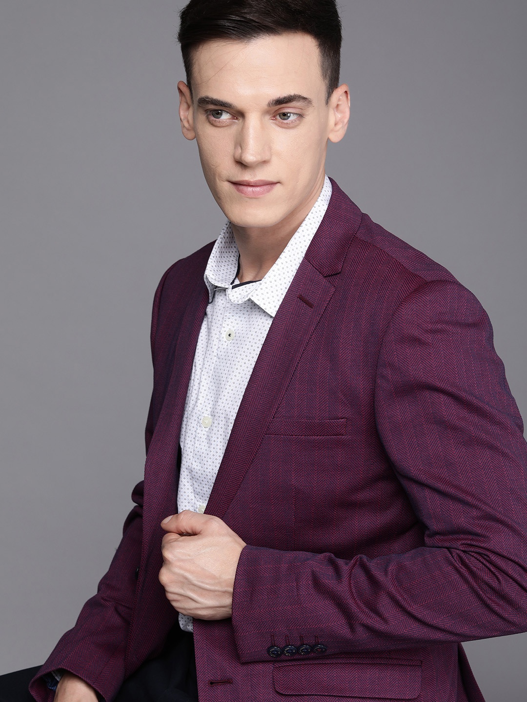 Louis Philippe Sport Men Maroon Self Design Super Slim Fit Single-Breasted Casual Blazer
Louis Philippe Sport Men Maroon Self Design Super Slim Fit Single-Breasted Casual Blazer