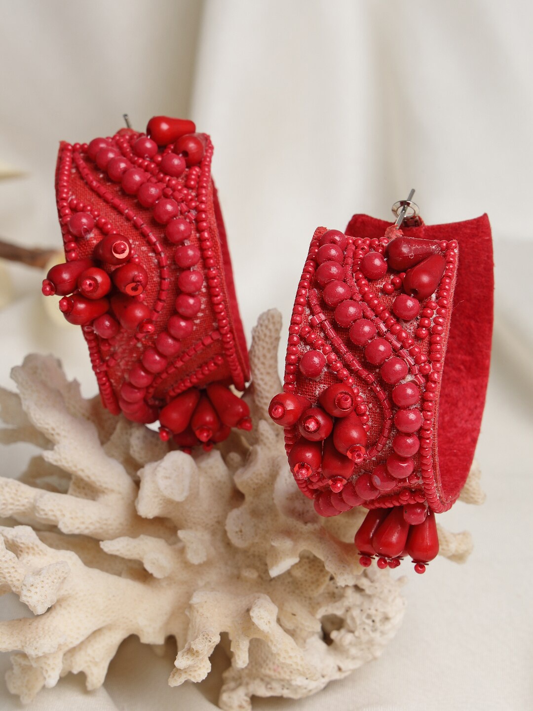 Moedbuille Red Beads & Pearls Contemporary Design Silver Plated Handcrafted Hoop Earrings
Moedbuille Red Beads & Pearls Contemporary Design Silver Plated Handcrafted Hoop Earrings