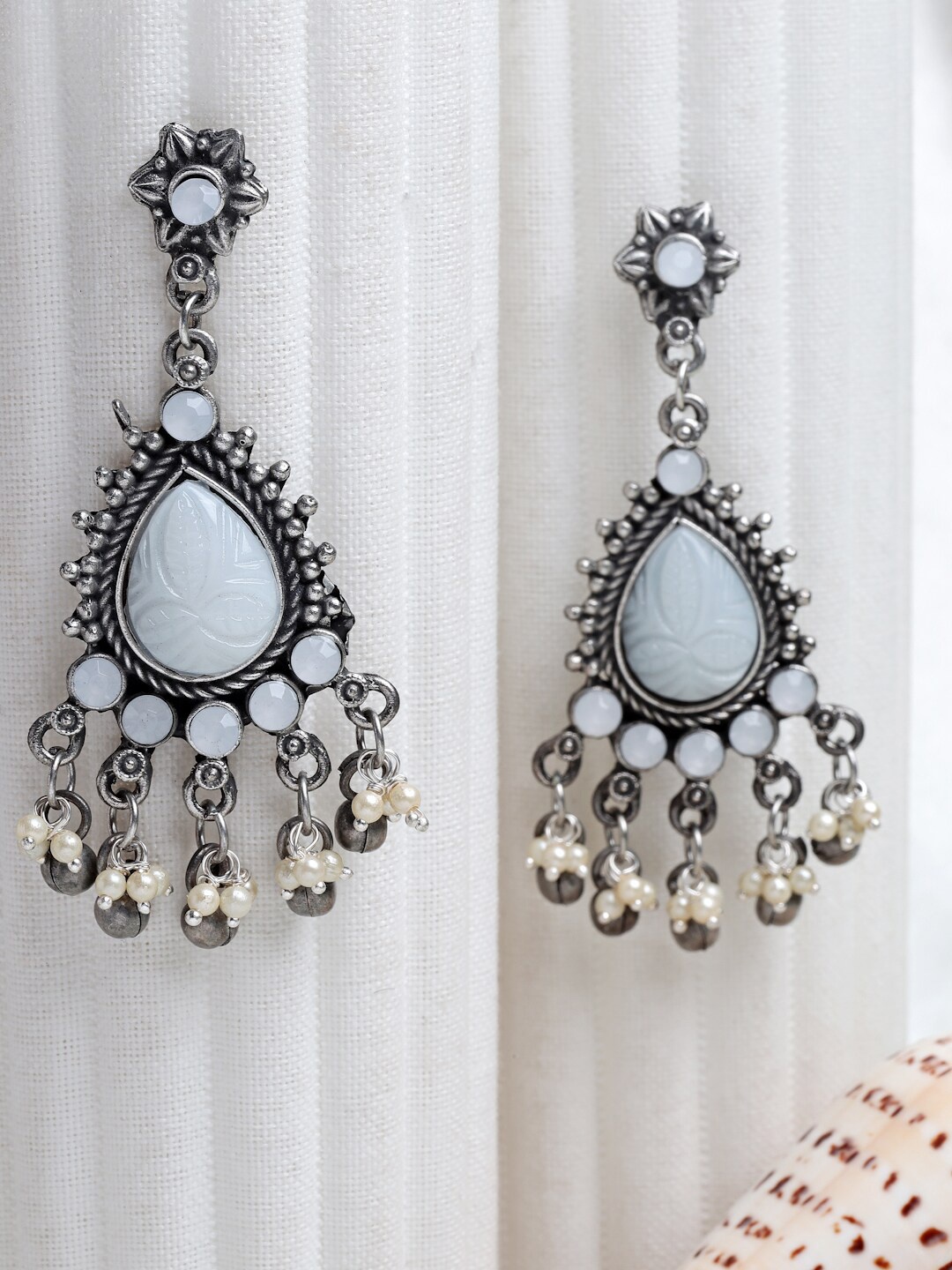 Moedbuille Silver Plated Off White Agate & Pearls Studded Oxidised Handcrafted Earrings
Moedbuille Silver Plated Off White Agate & Pearls Studded Oxidised Handcrafted Earrings
