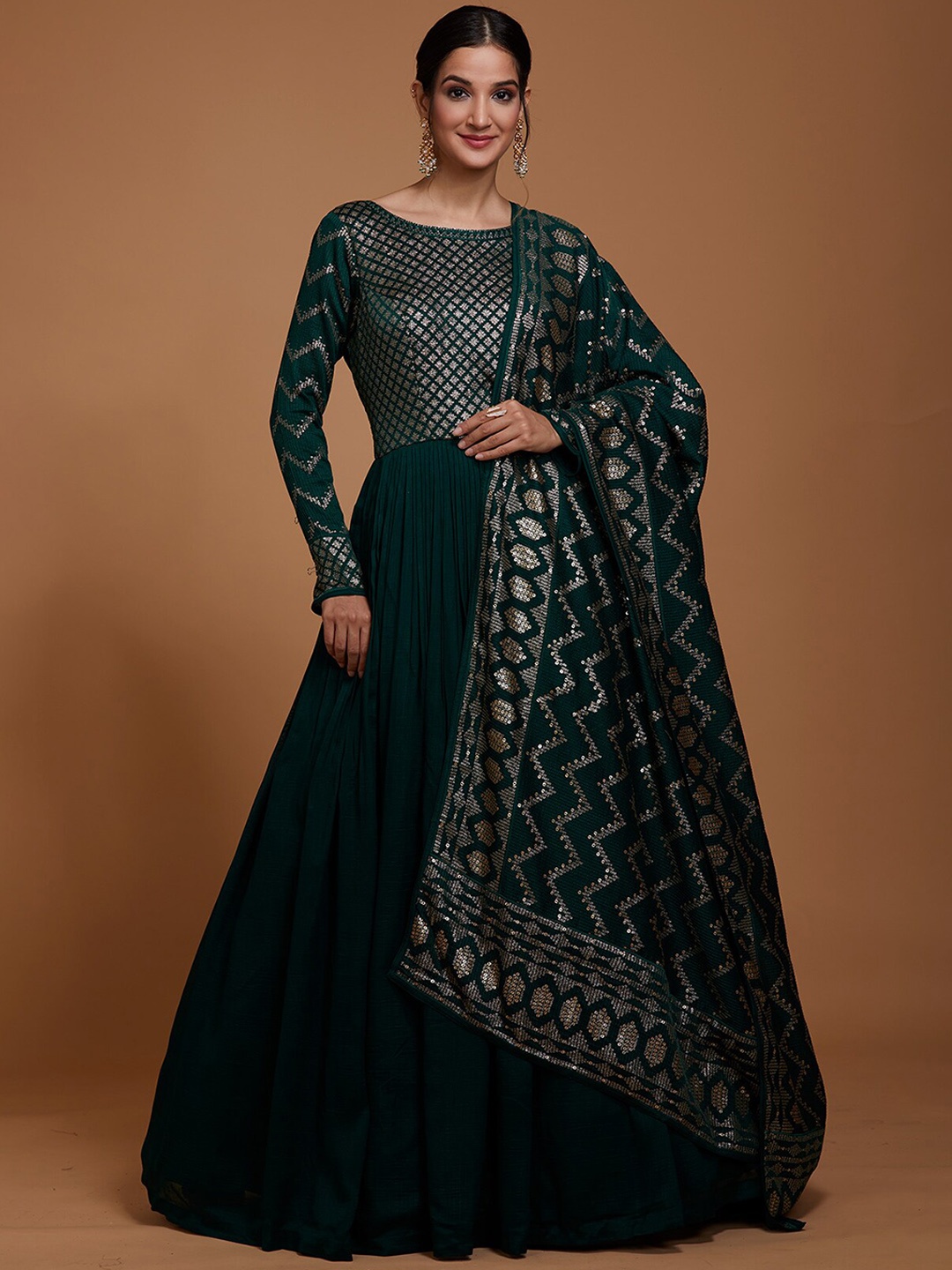 Koskii Women Green Ethnic Motifs Embroidered Pure Silk Kurta With Sharara & Dupatta
Koskii Women Green Ethnic Motifs Embroidered Pure Silk Kurta With Sharara & Dupatta