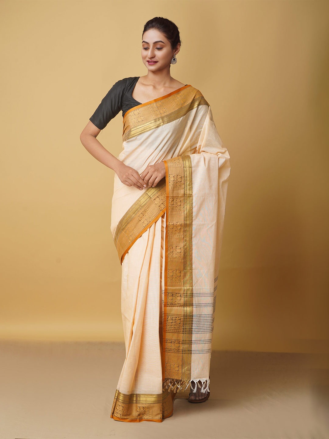 Unnati Silks Cream-Coloured & Gold-Toned Woven Design Zari Pure Cotton Chettinad Saree
Unnati Silks Cream-Coloured & Gold-Toned Woven Design Zari Pure Cotton Chettinad Saree